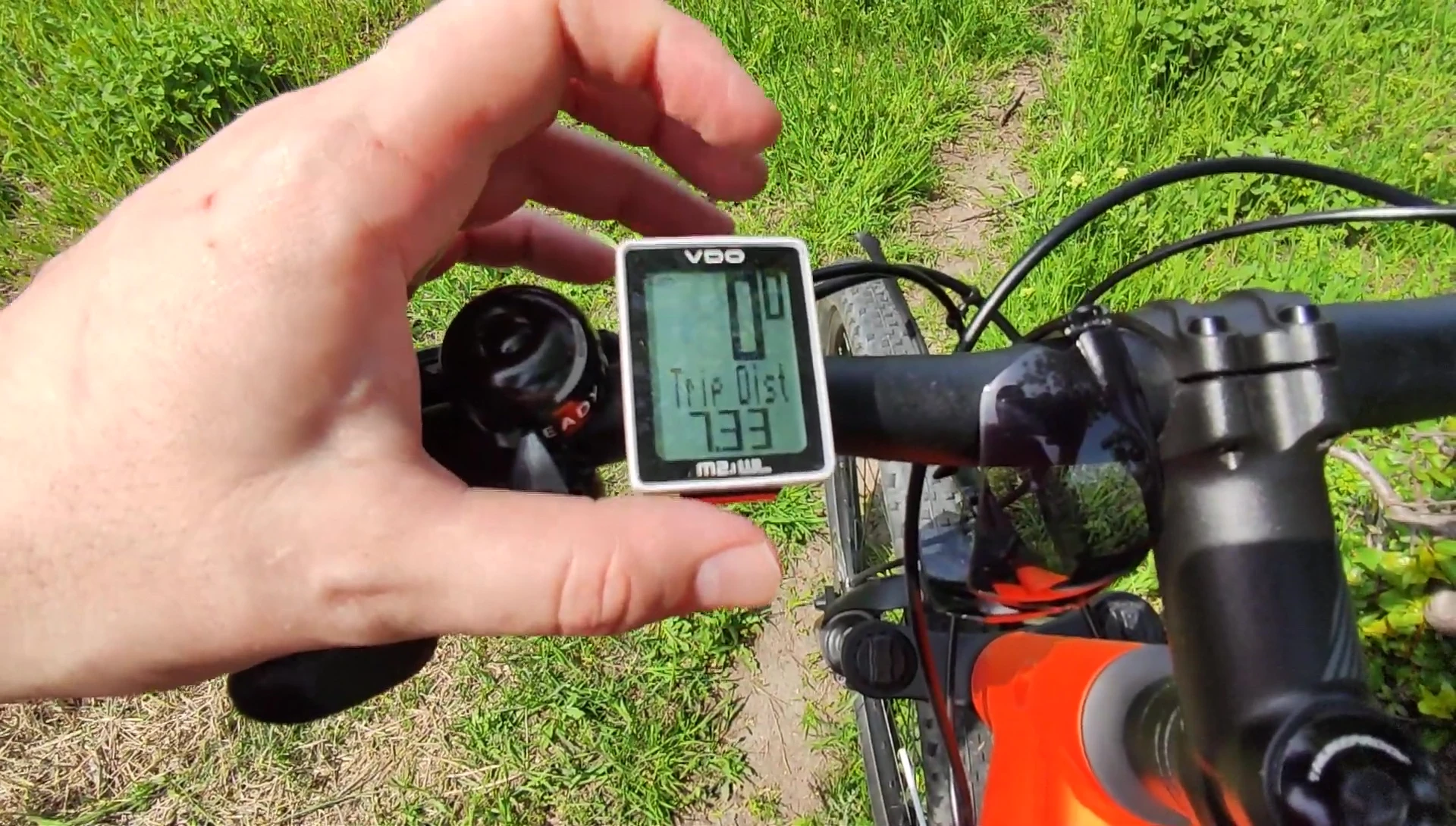 Clear display of current speed and other metrics