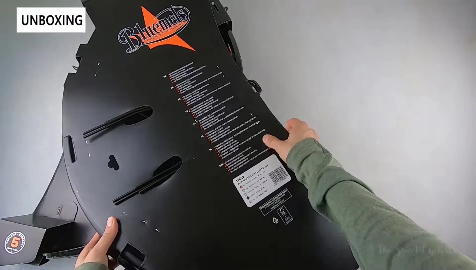 Close-up of the packaging showing specifications and the SKS Bluemels logo.