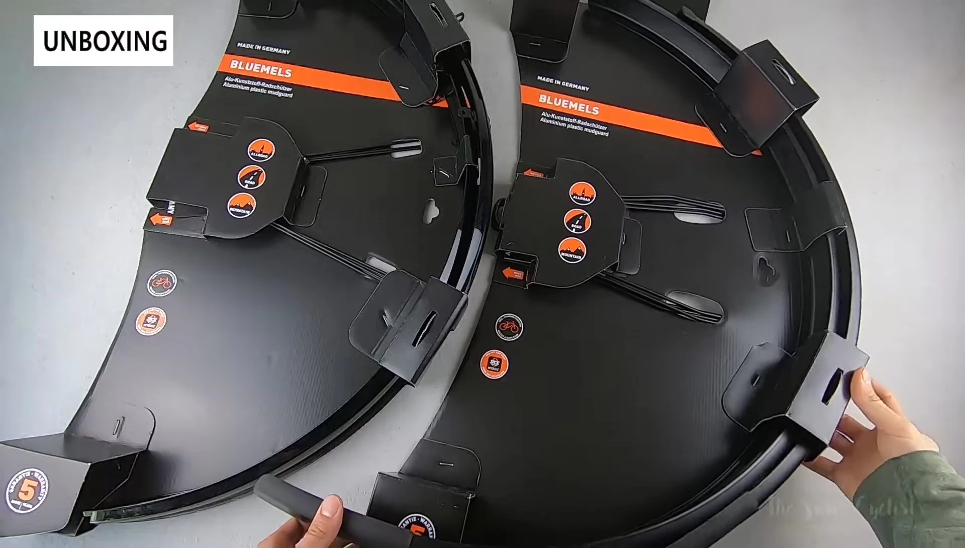 Product packaging showing the 700 x 28-37mm size option.