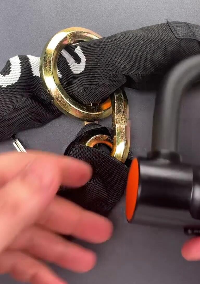 The U-lock and chain secured together.