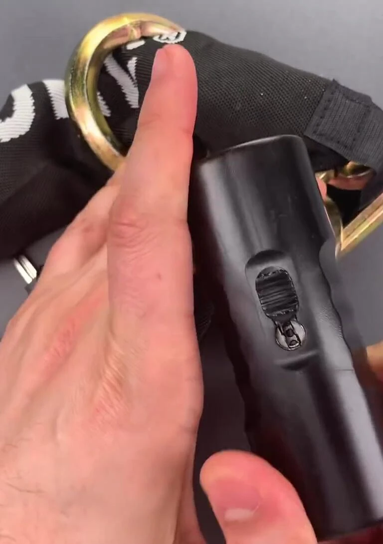 Close-up of the disc detainer core of the U-lock.