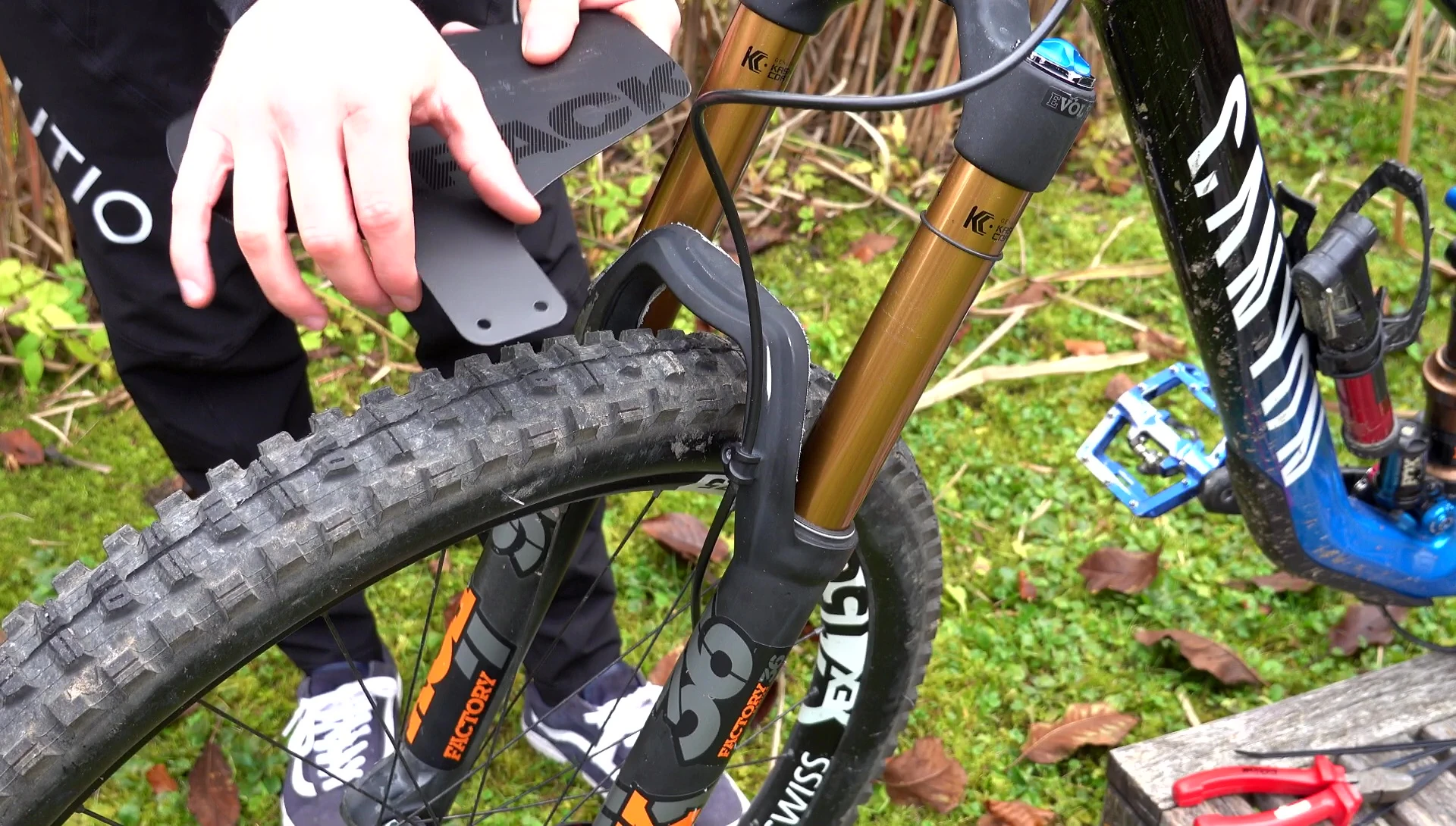 Illustrating the mudguard's orientation