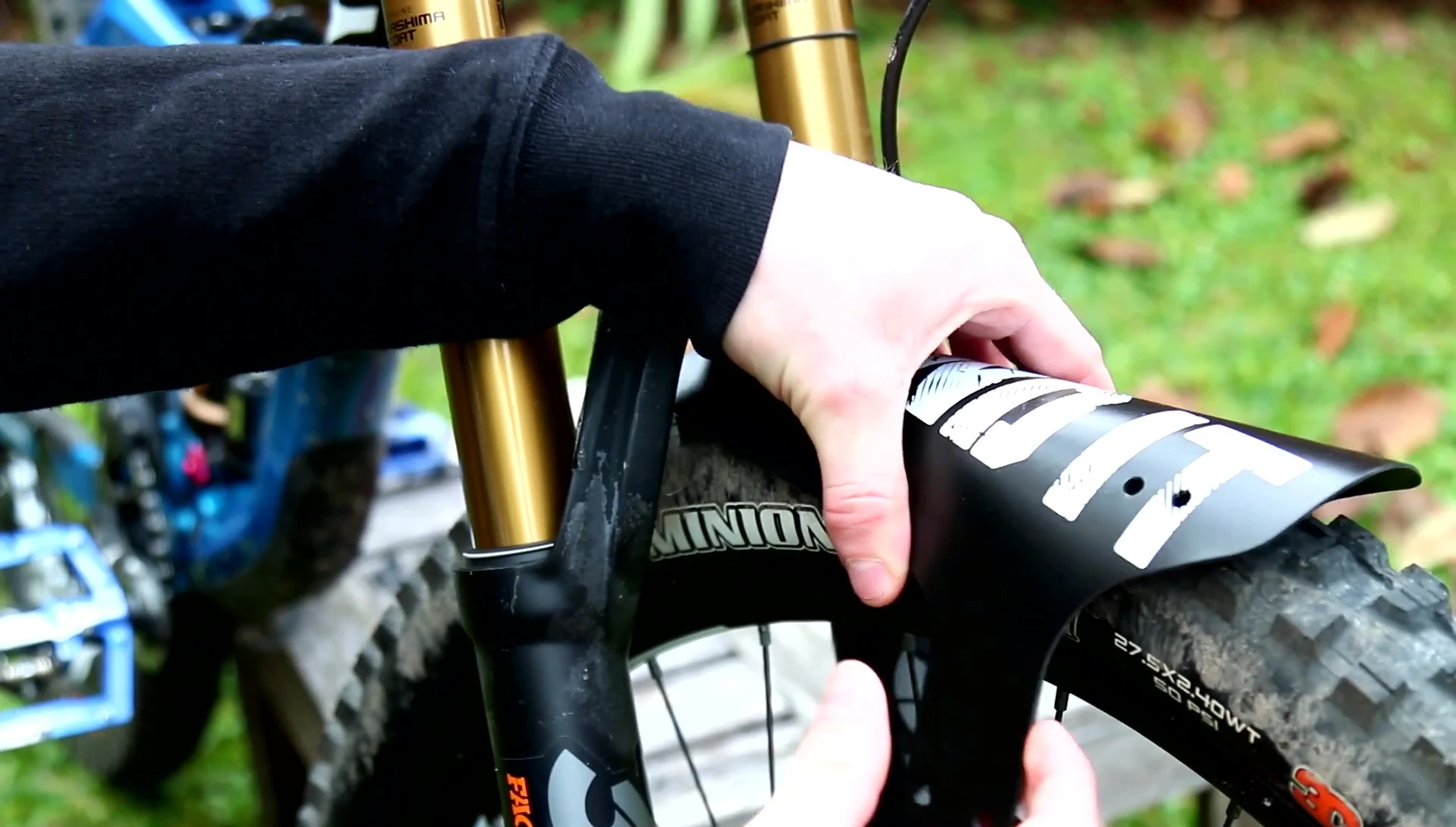 Positioning the mudguard on the fork