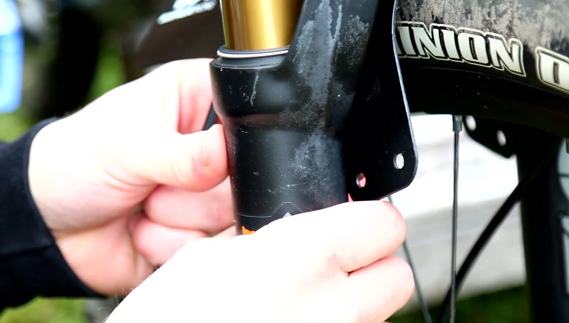 Securing the mudguard with the first cable tie