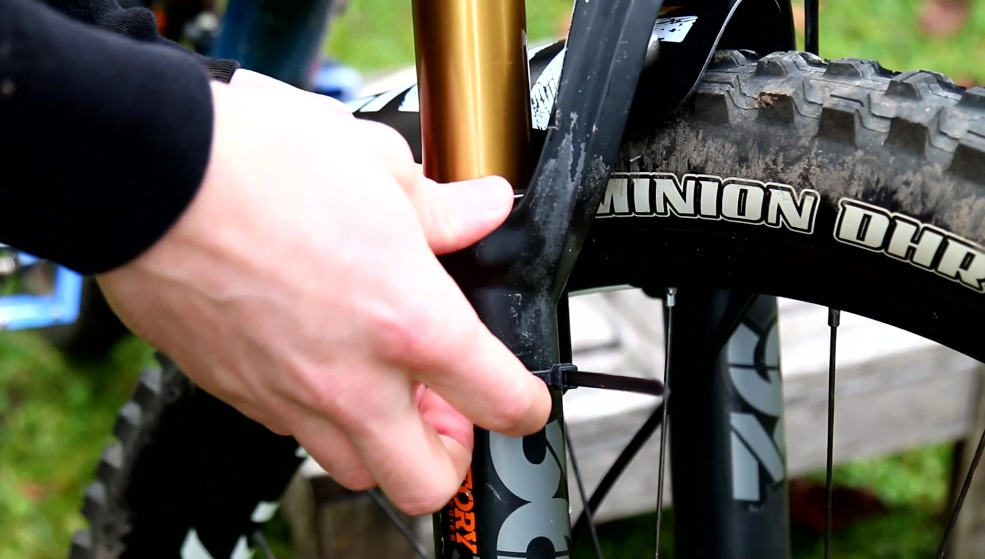 Adjusting mudguard position