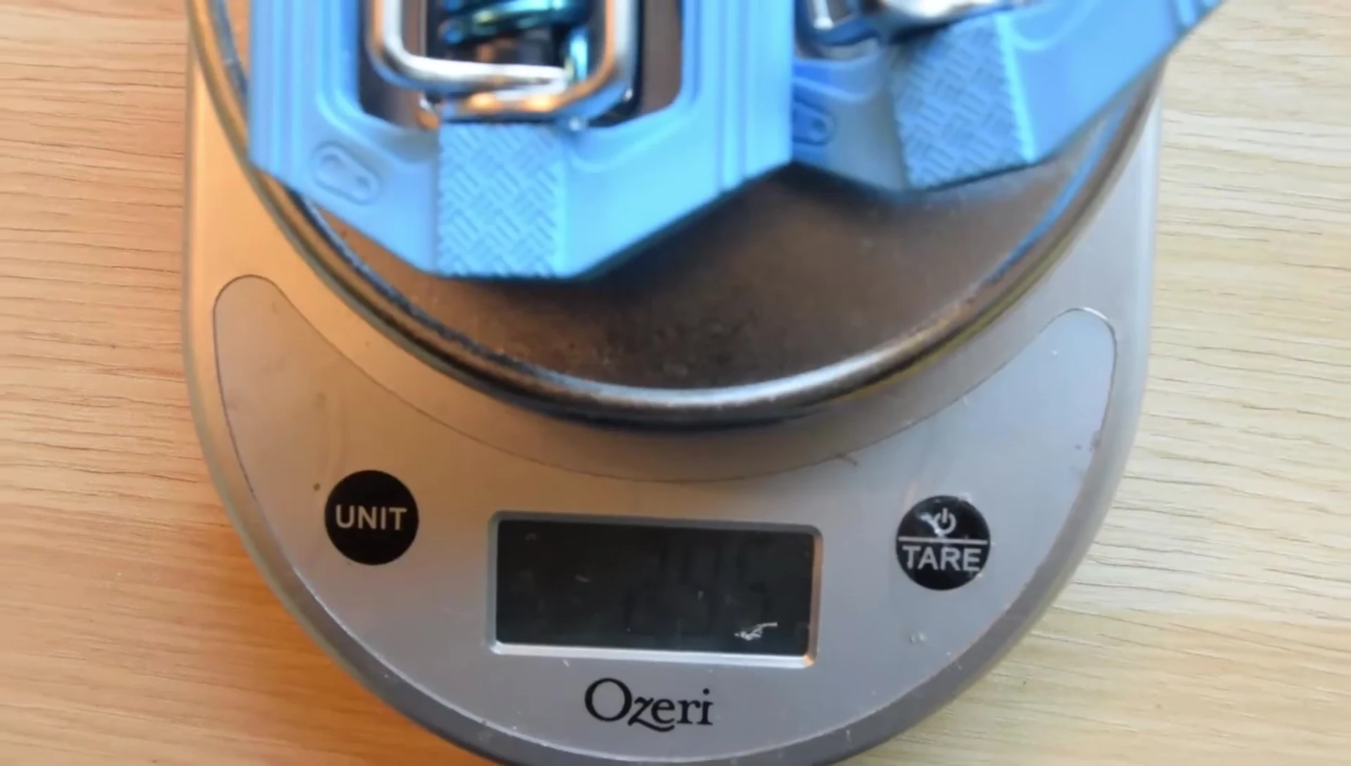 Total weight measurement of both pedals and cleats