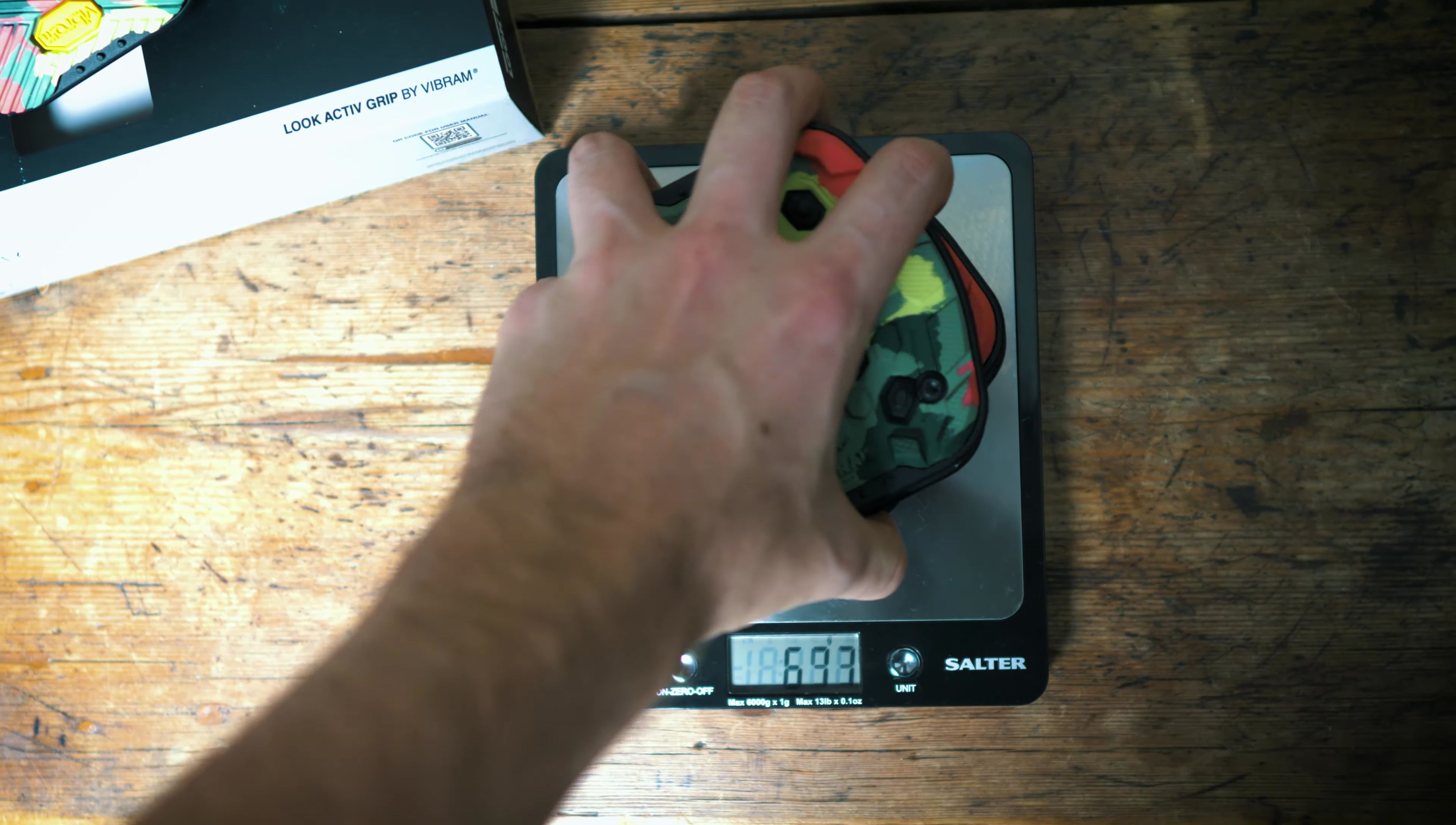 Weight measurement of the Trail Grip pedals.