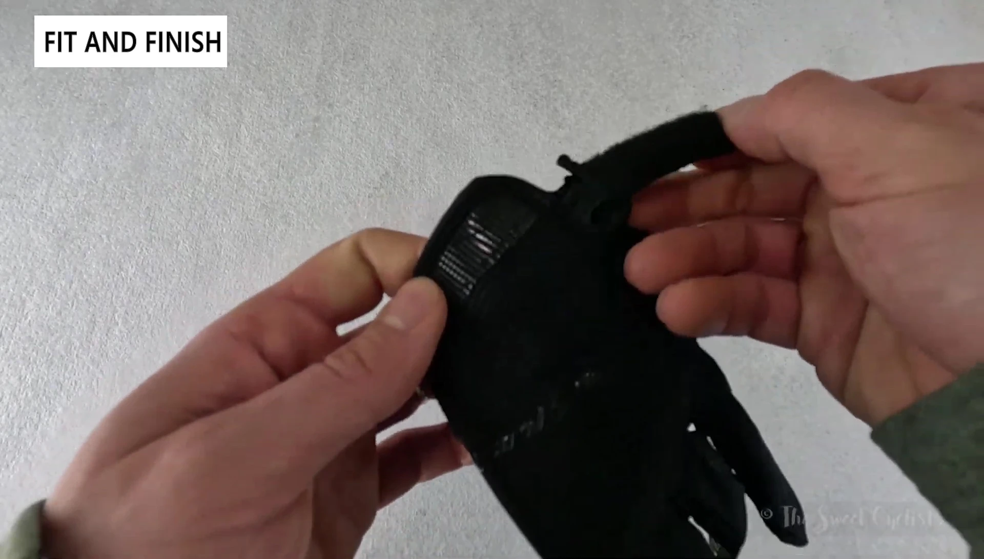 Traverse glove wrist detail