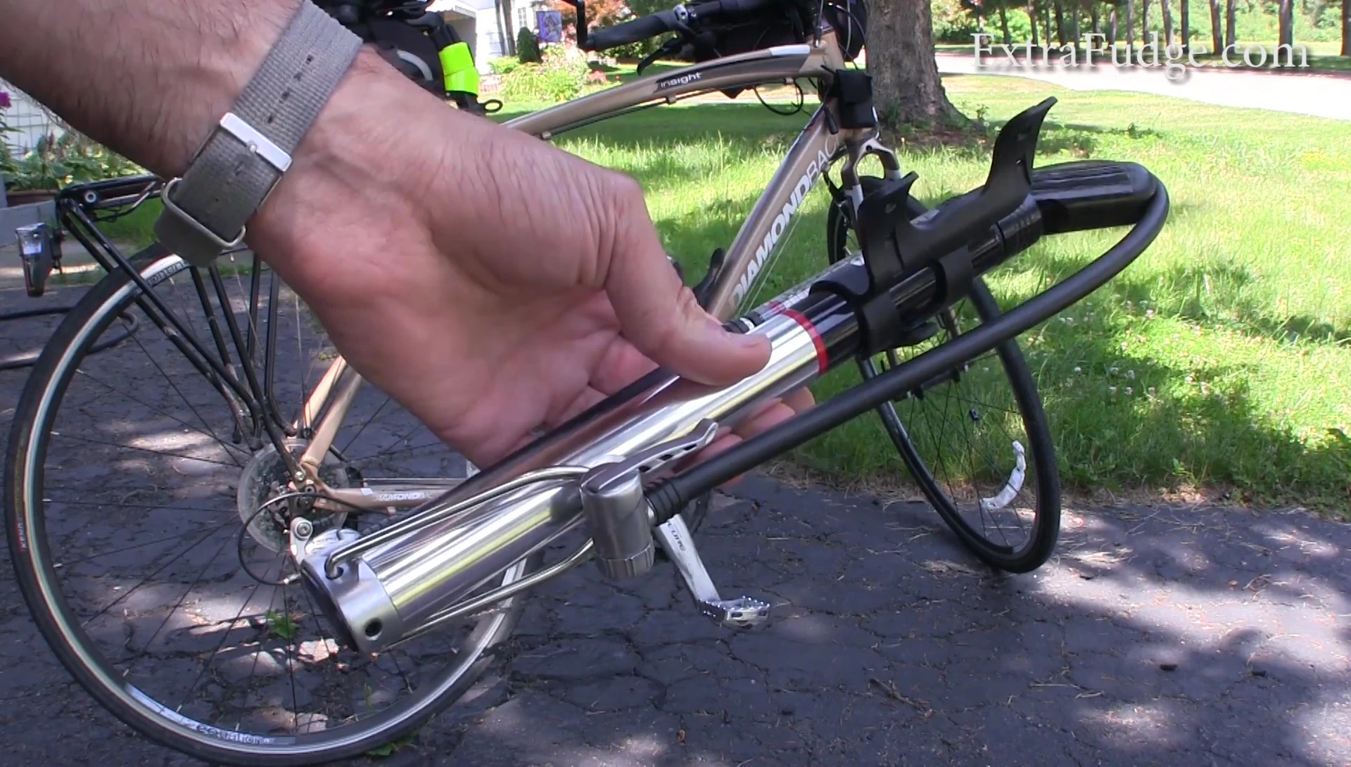 Close-up of the cracked hose on the Zefal pump.
