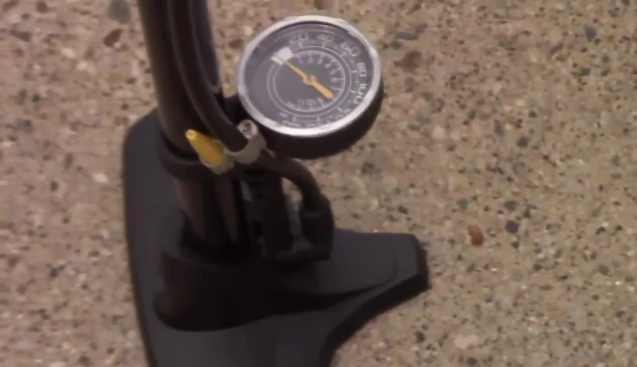 Storage compartments for the needle and nozzle visible.