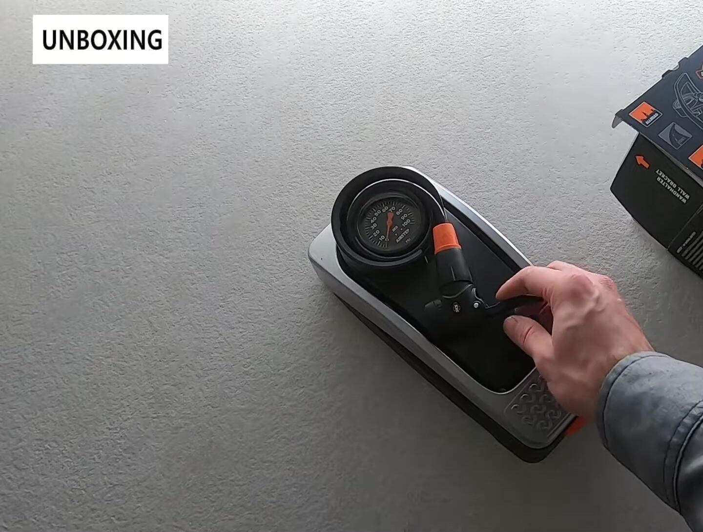 The dual-head nozzle showing Presta and Schrader compatibility.