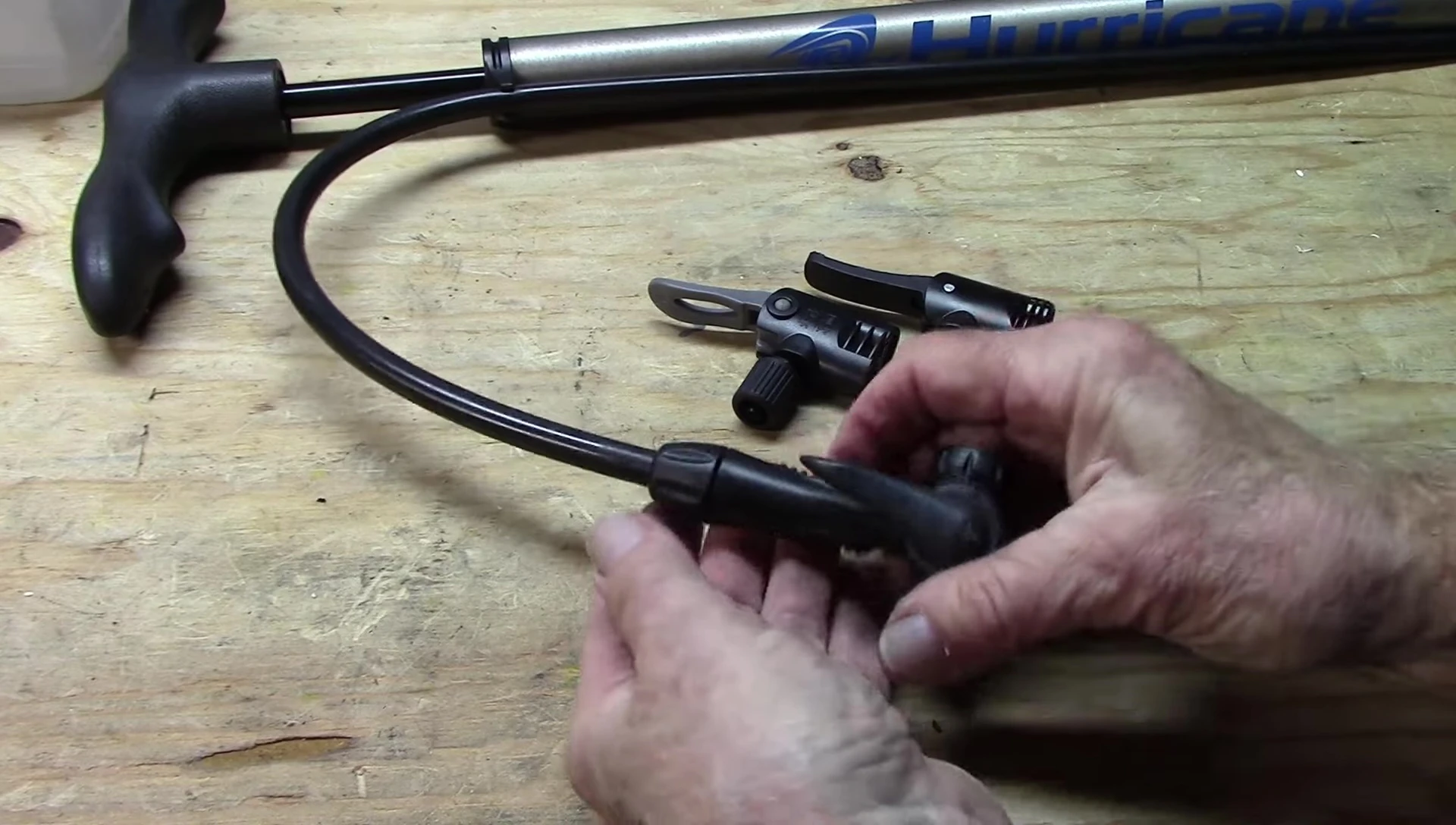 Unscrewing the pump chuck head