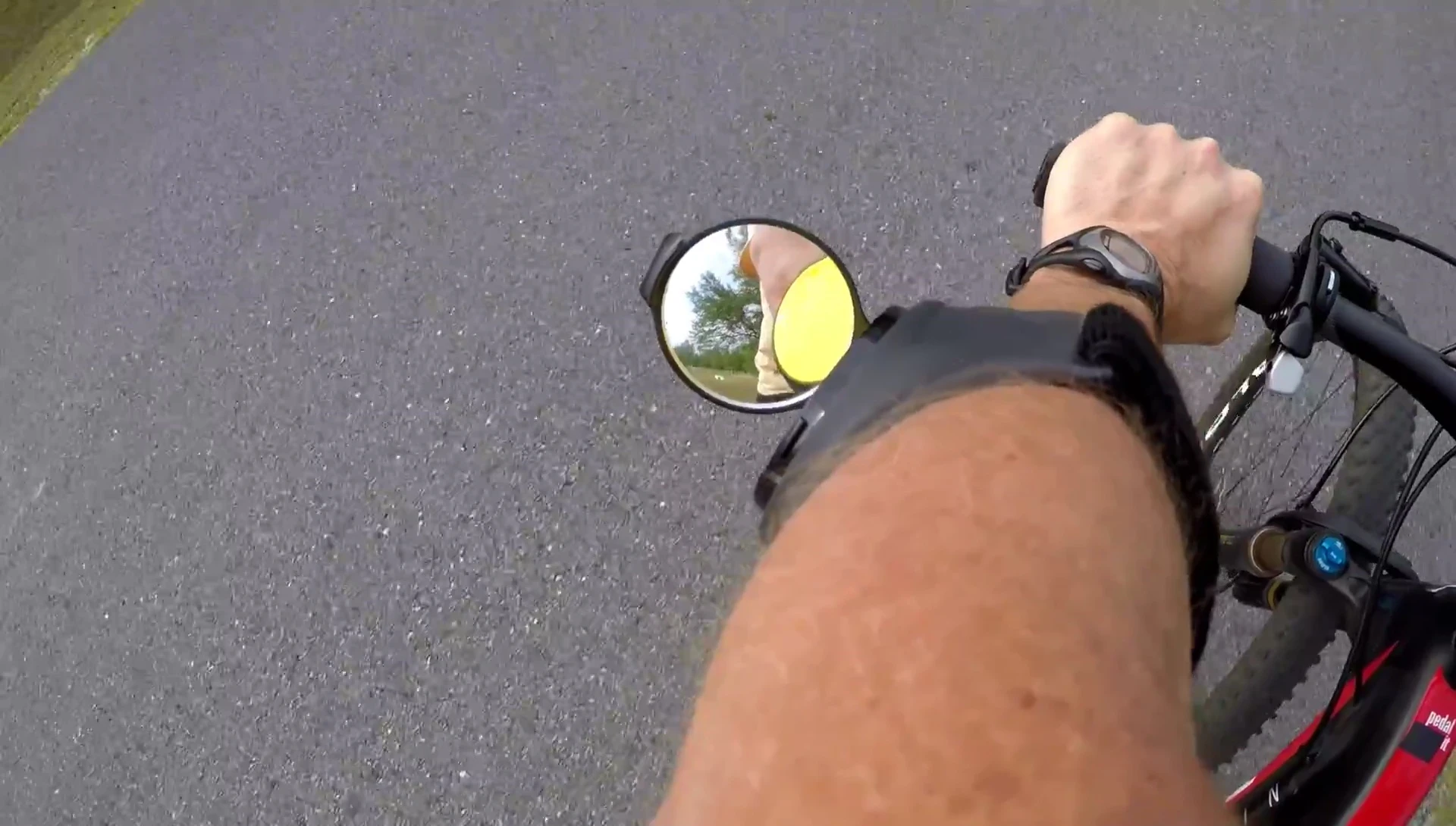 Illustrating the wide view of the mirror