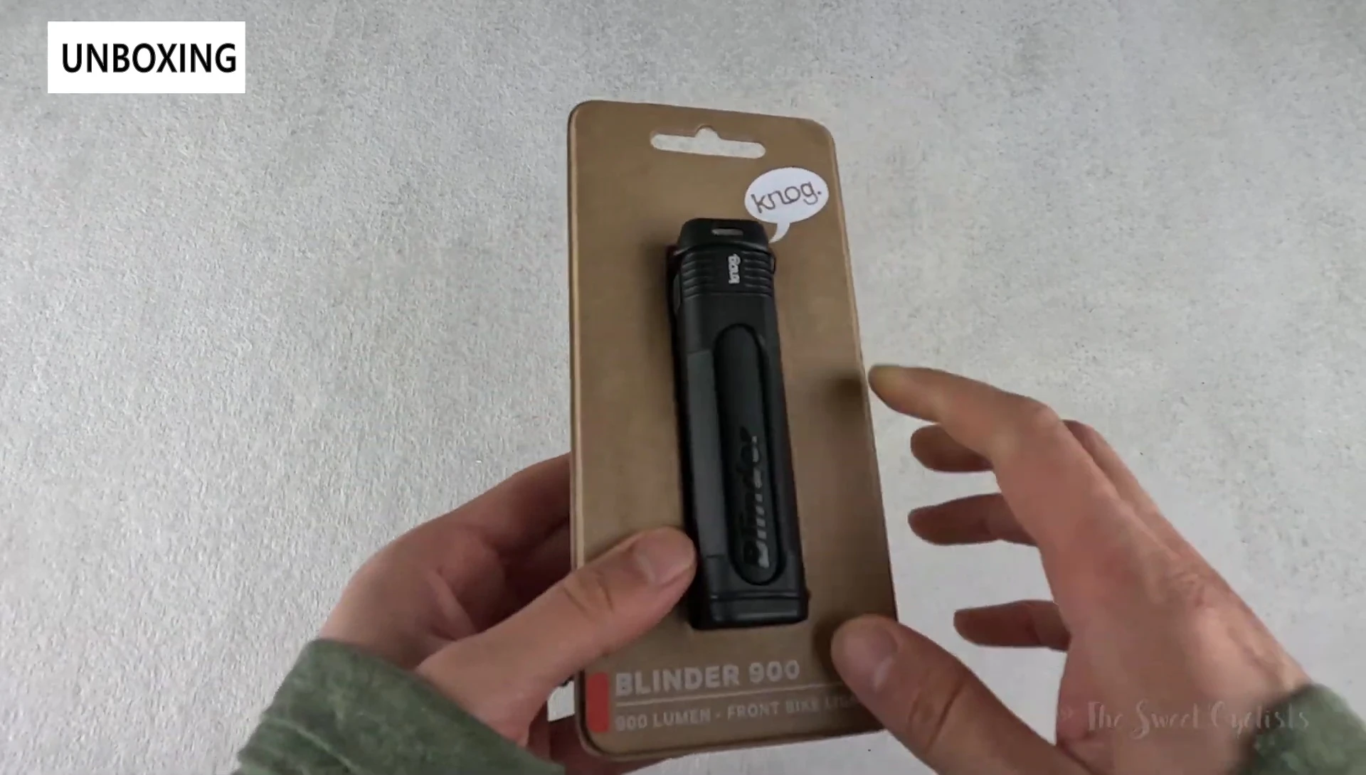 The Knog Blinder 900 packaging, showing the headlight and specifications.
