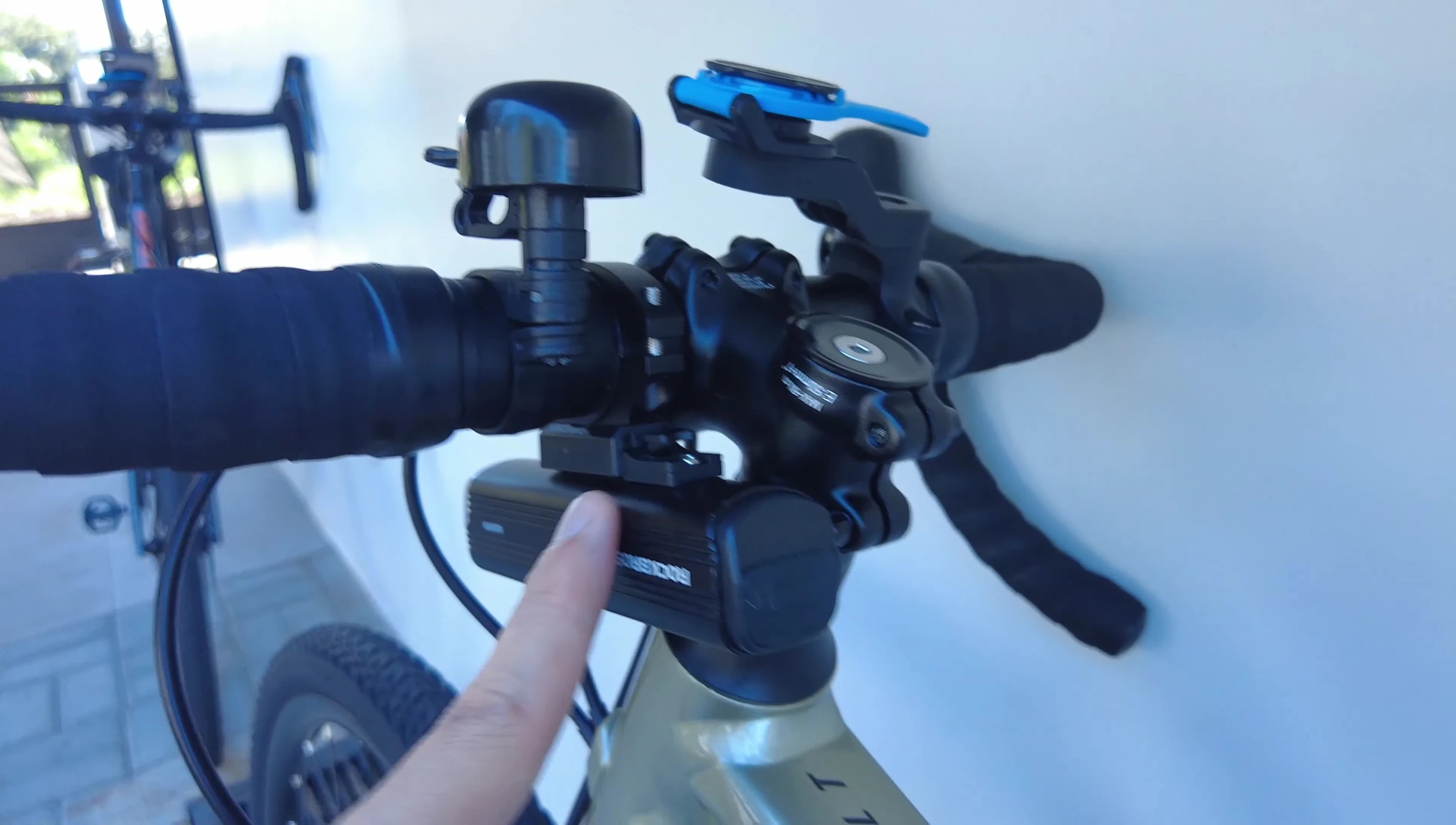 Close-up of the ROCKBROS R3 1000 light and its mounting bracket.