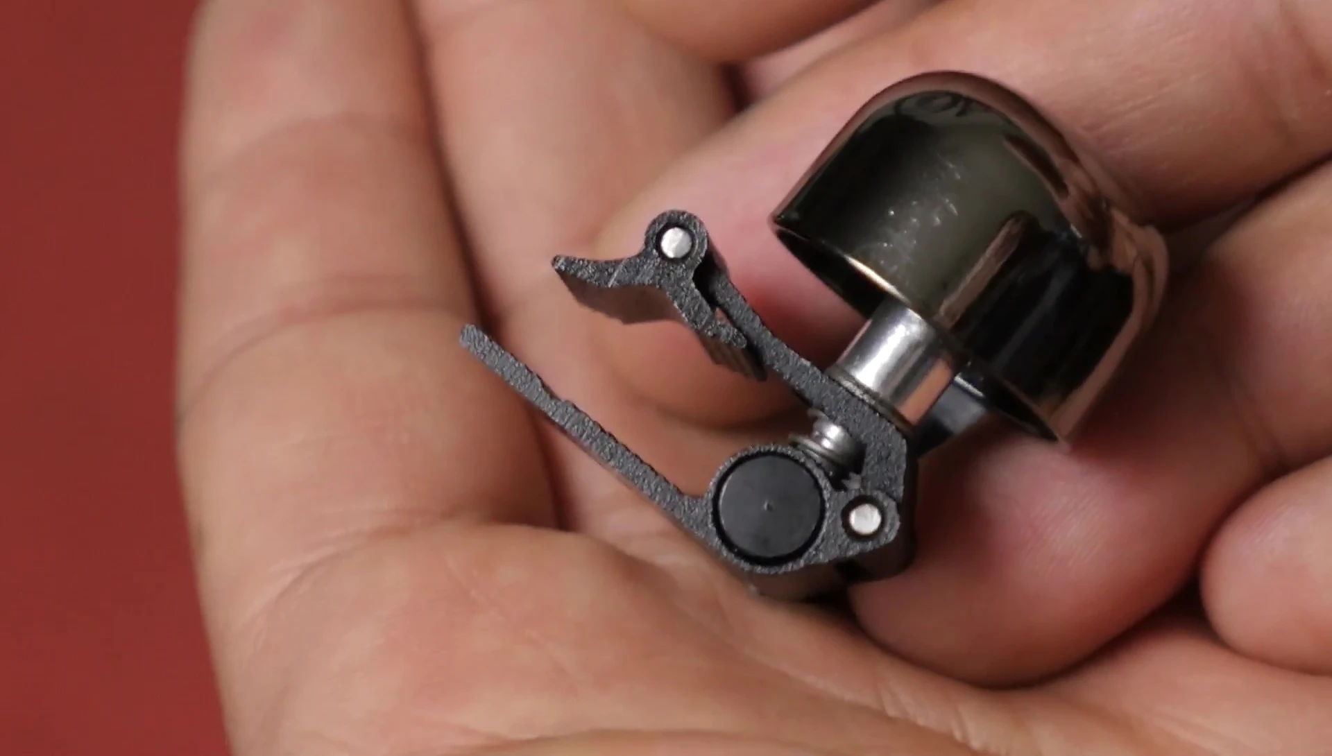 Close-up of the clip mechanism on the Osaka Roadie Bell