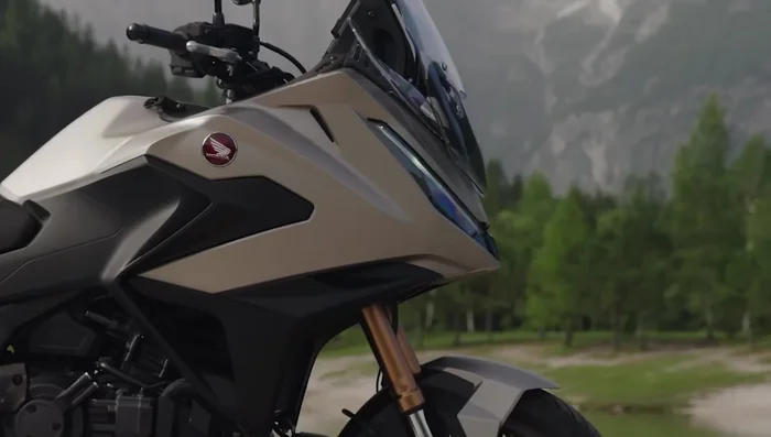 Riding Position and Passenger Comfort Comparison: Africa Twin offers an upright riding position suitable for off-road, while the NT1100 provides a more relaxed forward-leaning position with a plusher and wider seat better suited for two-up riding.