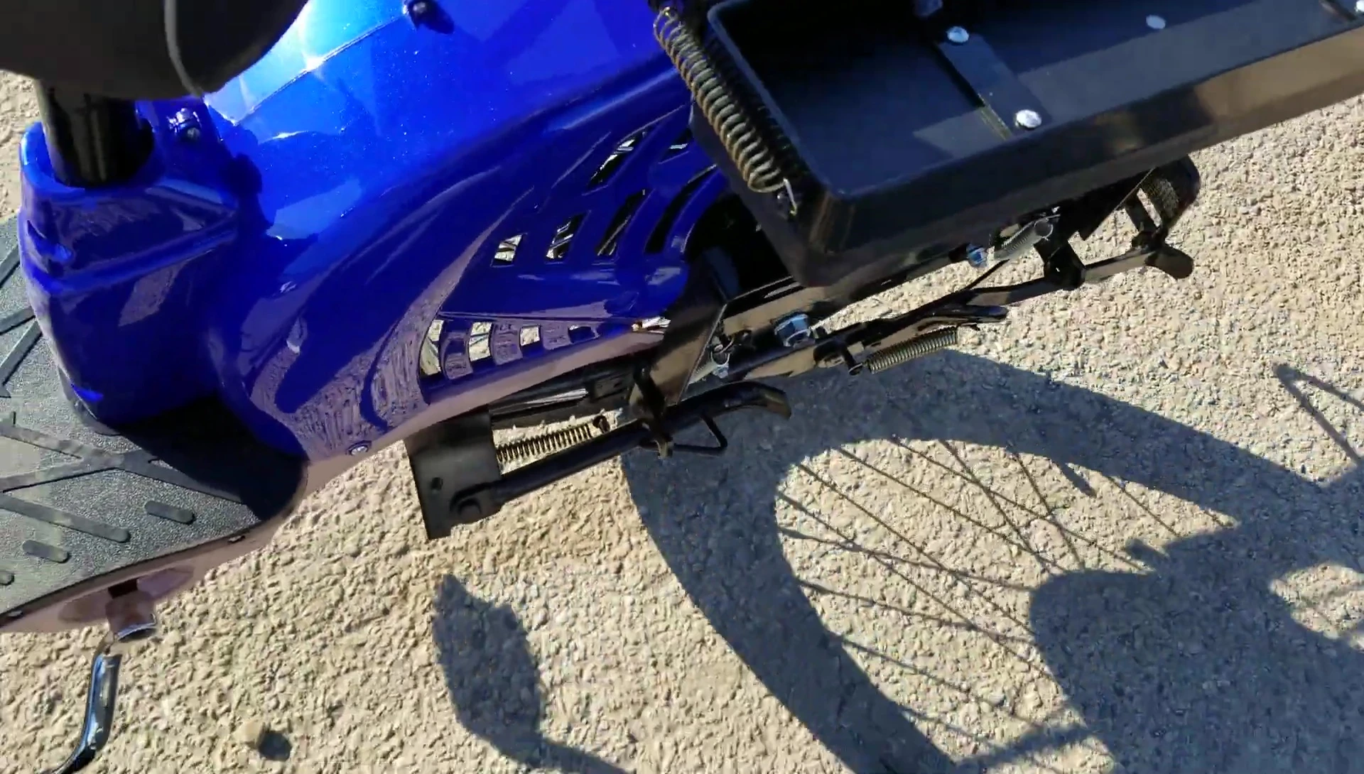 Display of both the regular and mechanic kickstands.