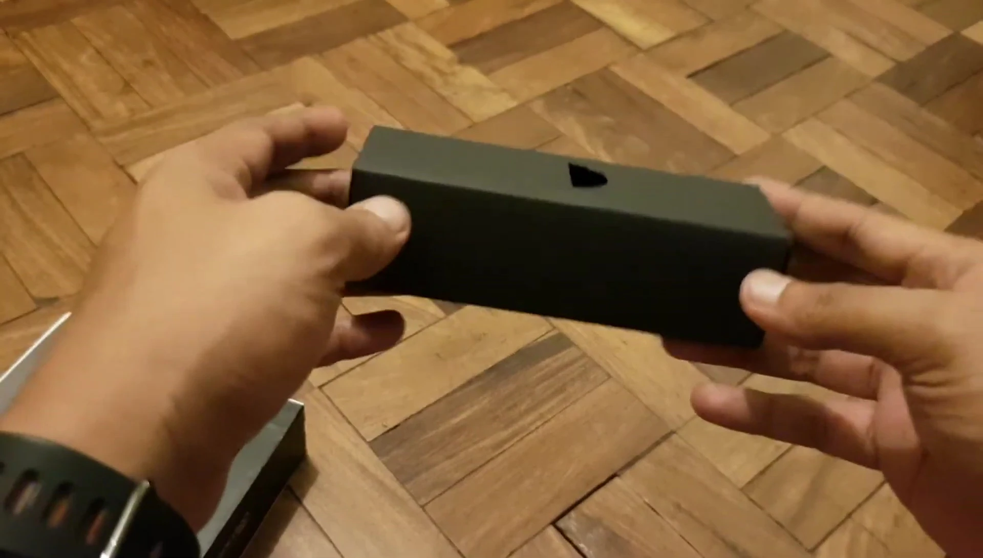 The contents of the Gaciron V9D 1600 box