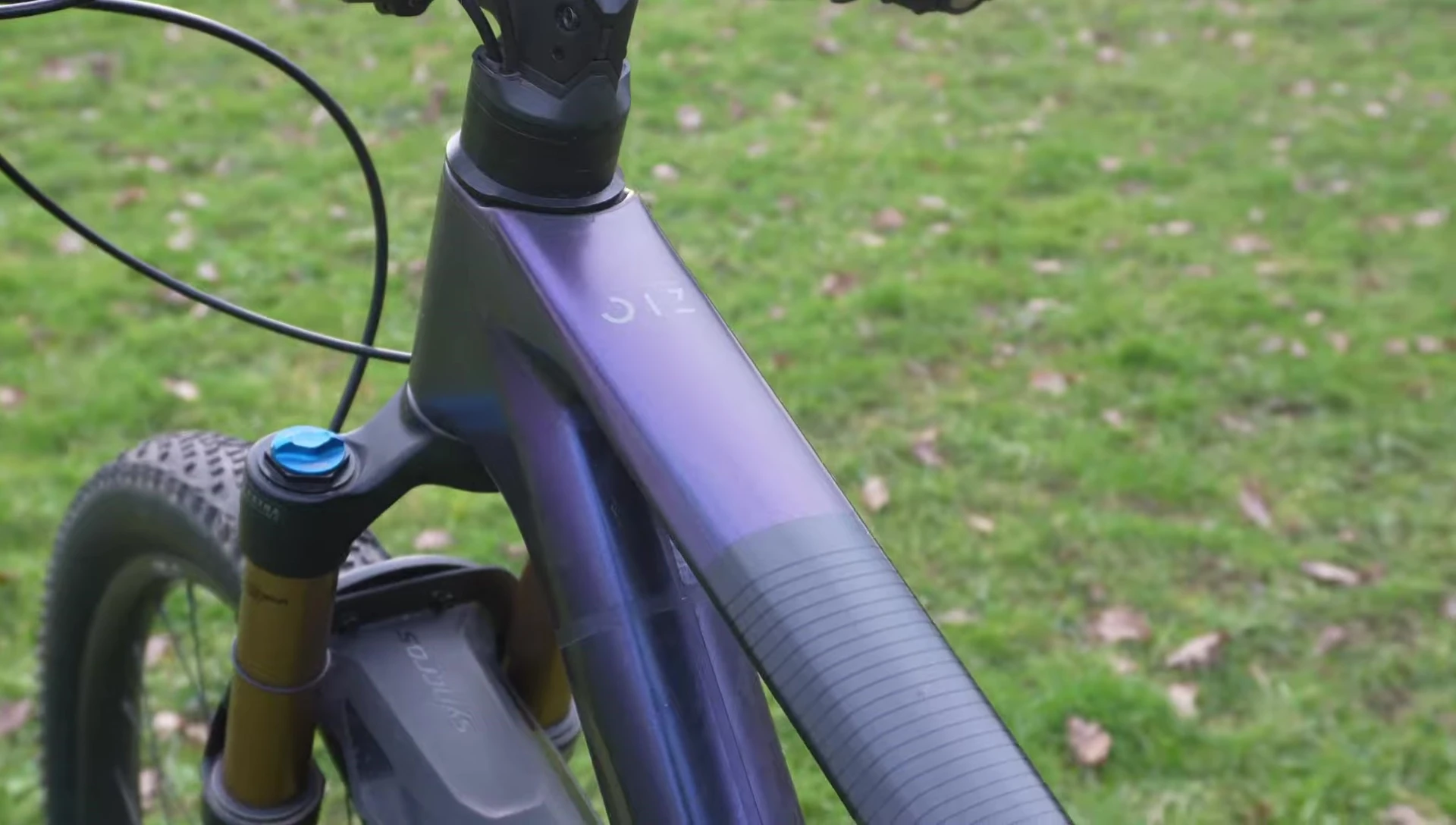 The bag shown on a bike with a flat top tube