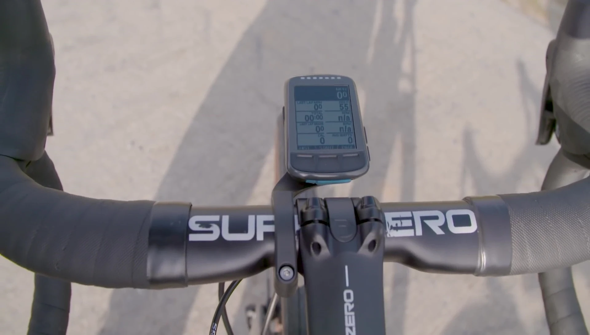 Wahoo ELEMNT Bolt displaying its user interface.