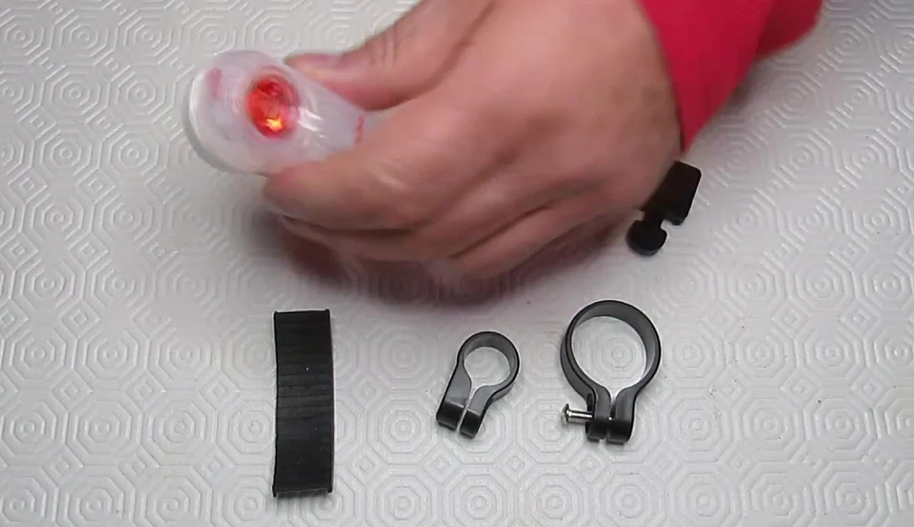 Close-up of the notch used to open the battery compartment.