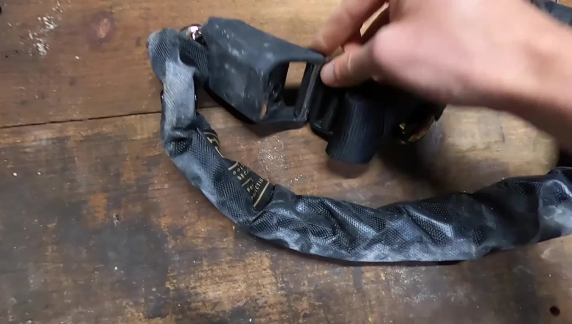 Showing the connection of the chains to the shackle