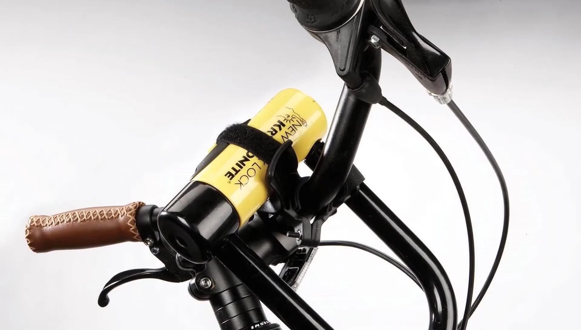 Demonstration of the U-lock's strength