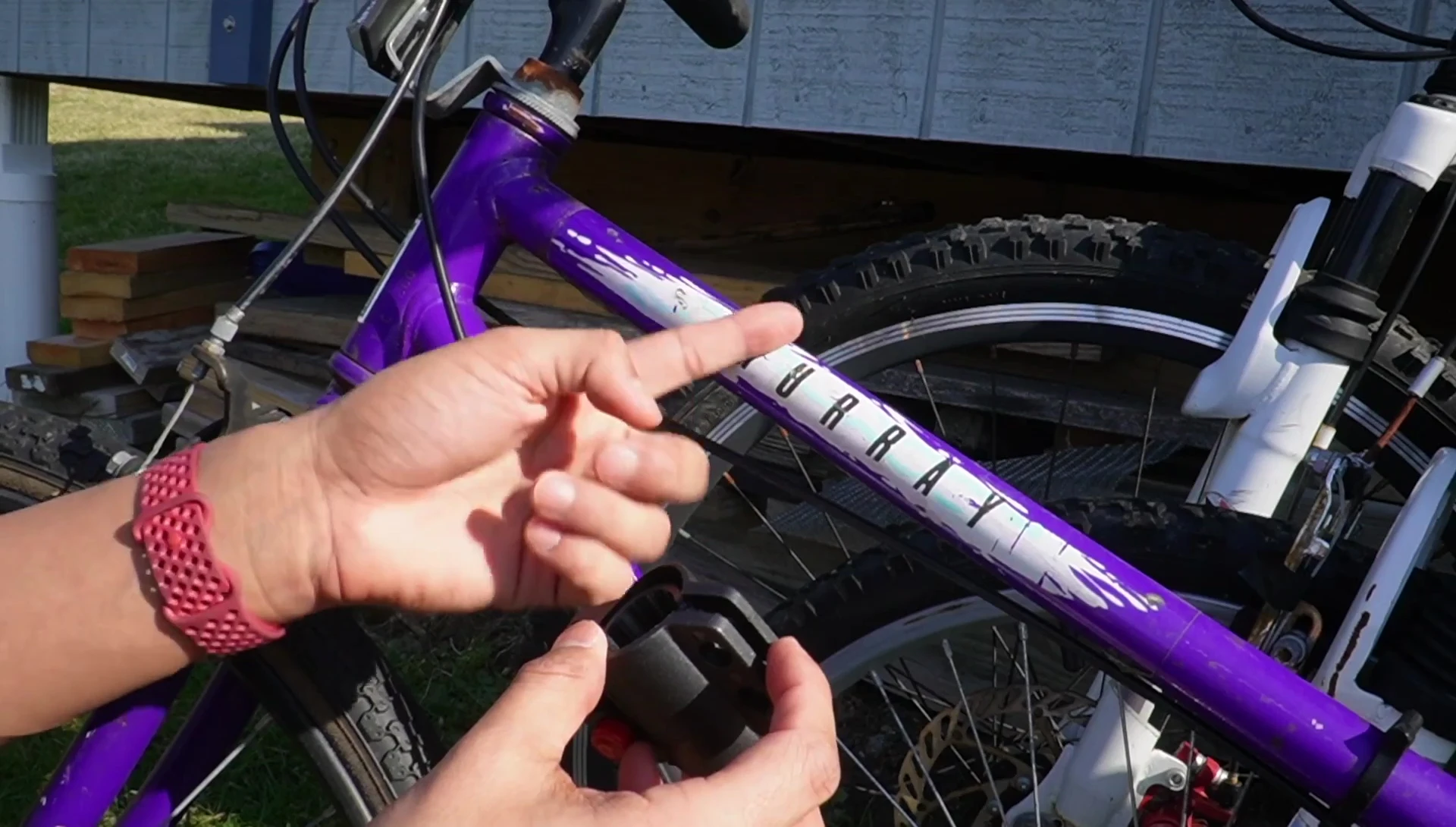 Adjusting the U-lock mounting bracket