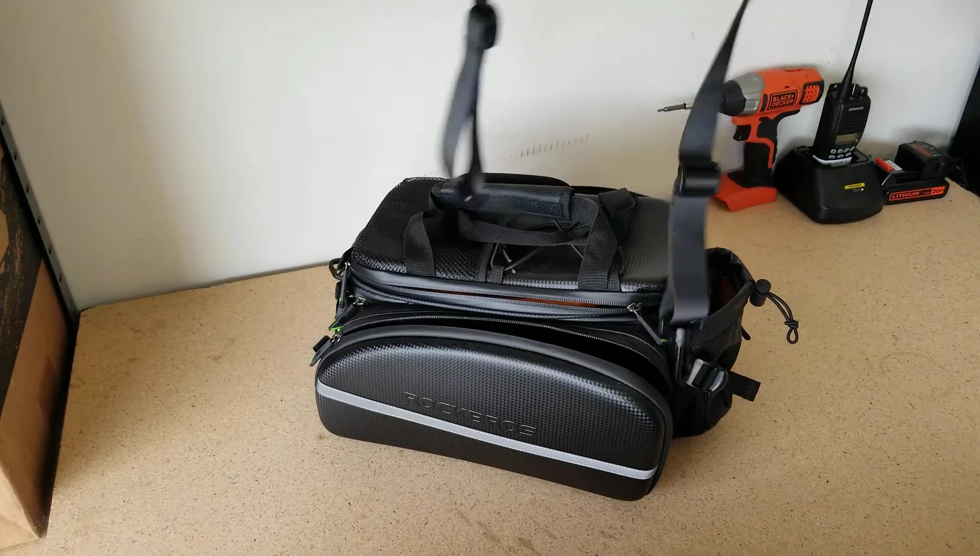Attaching the shoulder strap