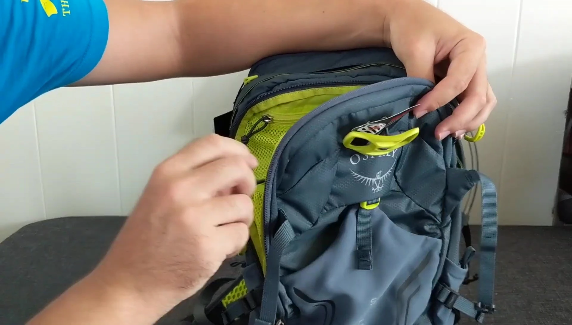 Demonstrating the bungee cord system of the Syncro 12.