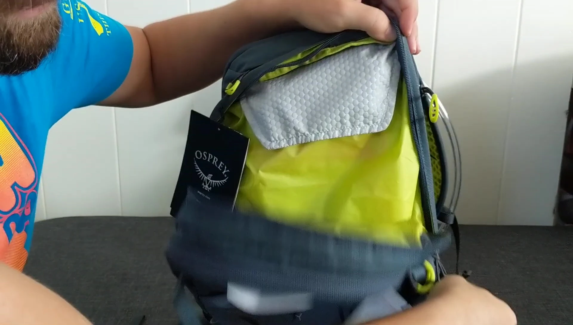 Showing the symmetrical opening of the Syncro 12's main compartment.