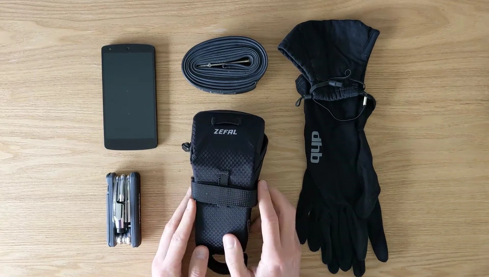 The reviewer highlights the bag's lightweight nature.