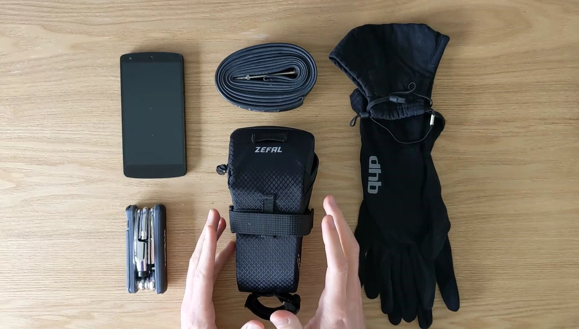 The reviewer points out the water-repellent material of the saddle bag.