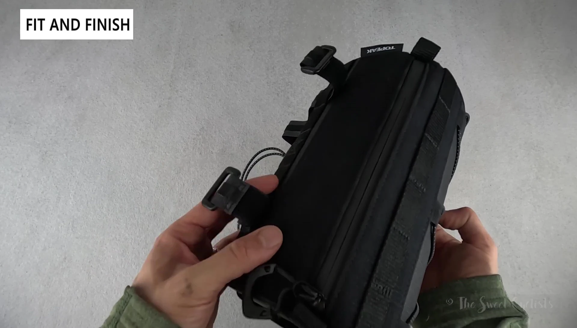 Image highlighting the bag's Velcro straps and bungee cords.