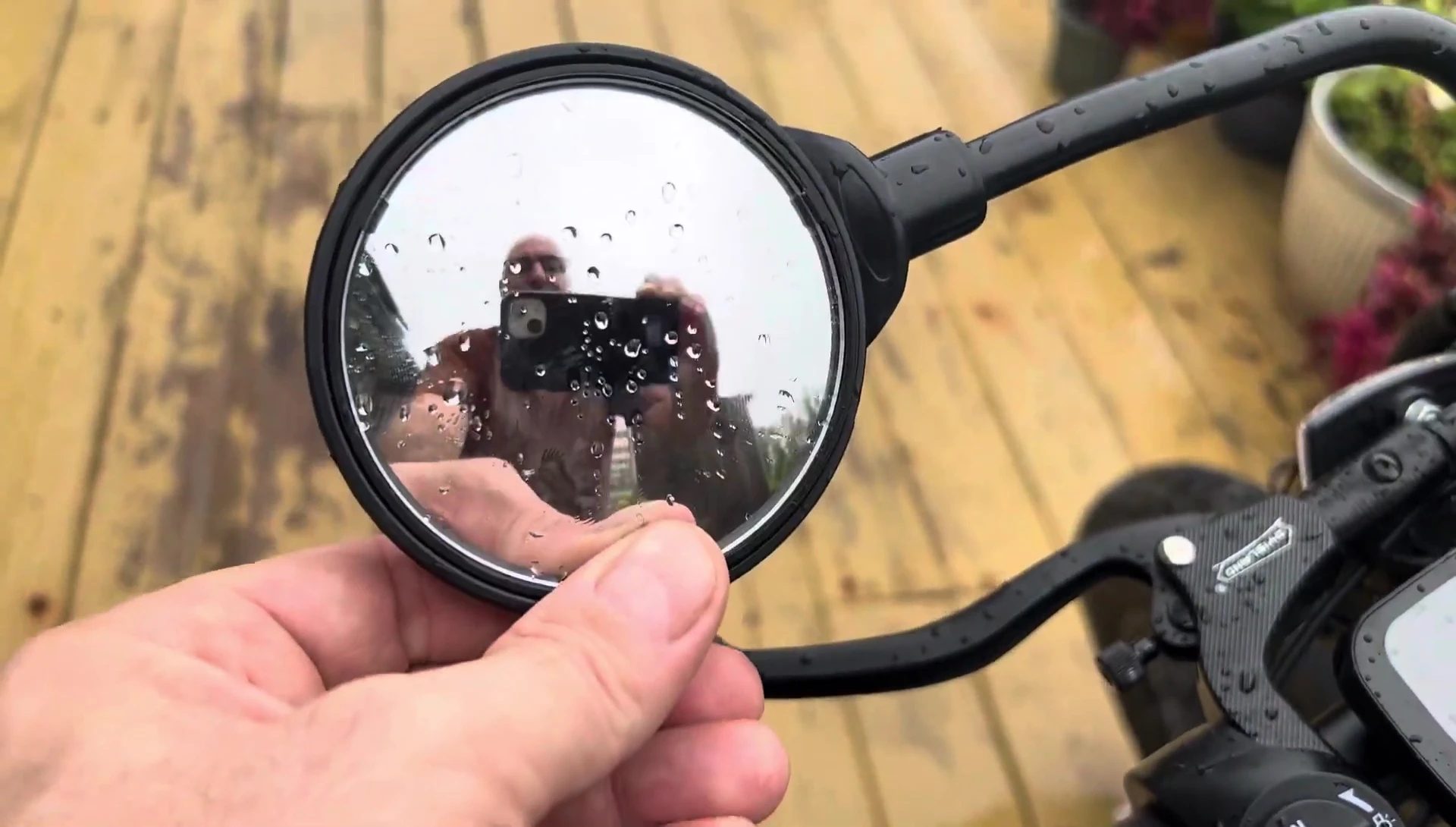 The reviewer demonstrating the 360° adjustability of the mirror.