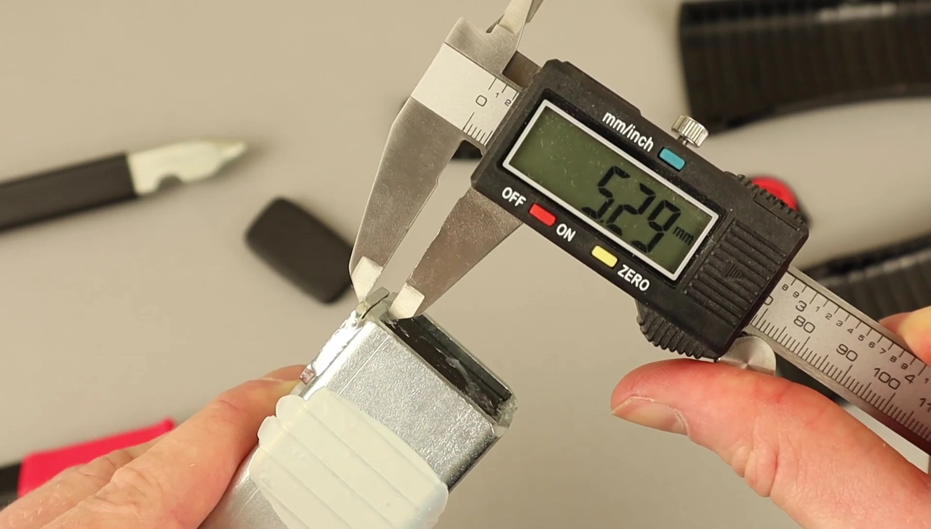 Comparison of the thickness of the inner mechanism housing for both locks