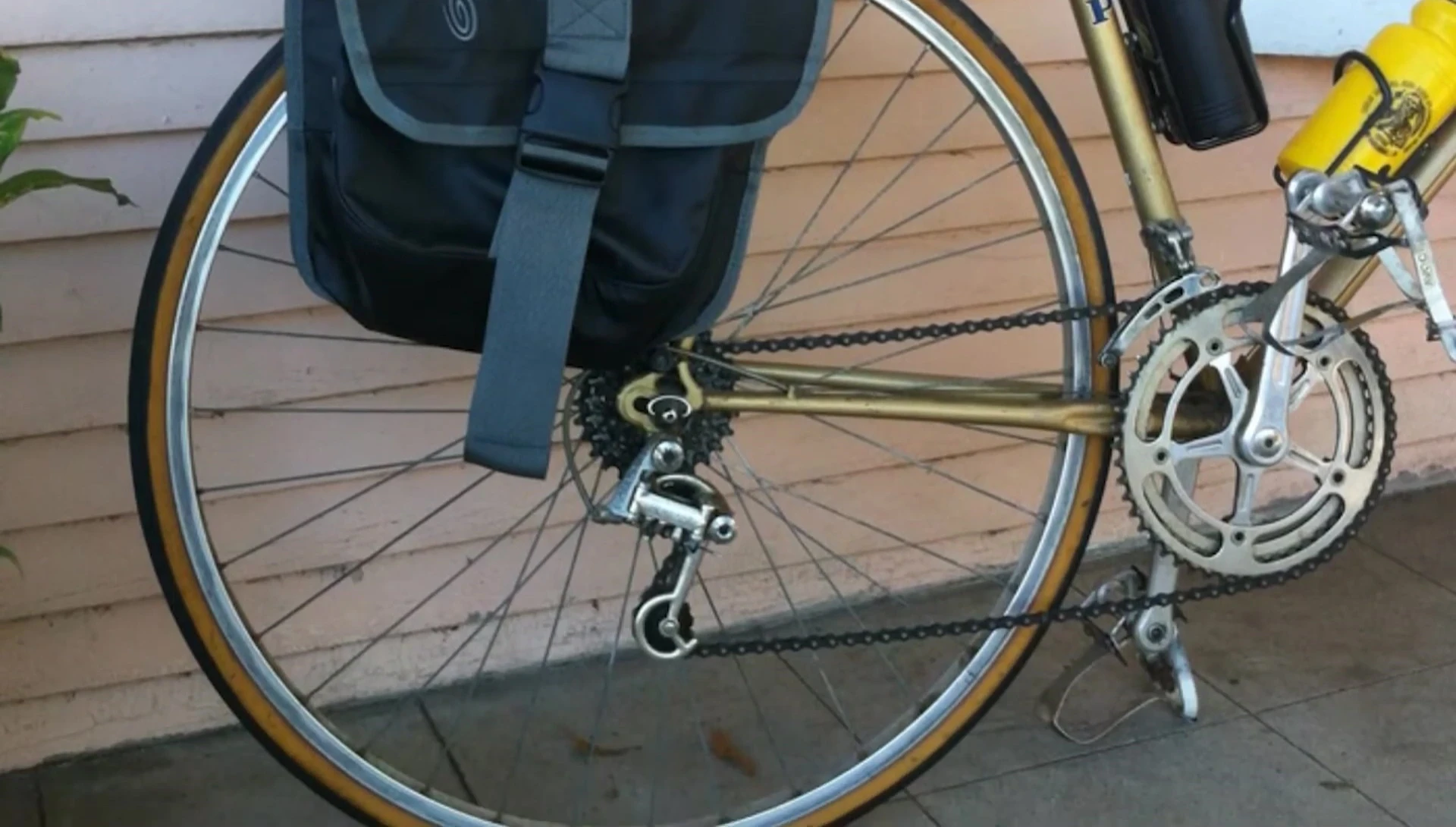 Demonstration of the Timbuk2 pannier's shoulder strap
