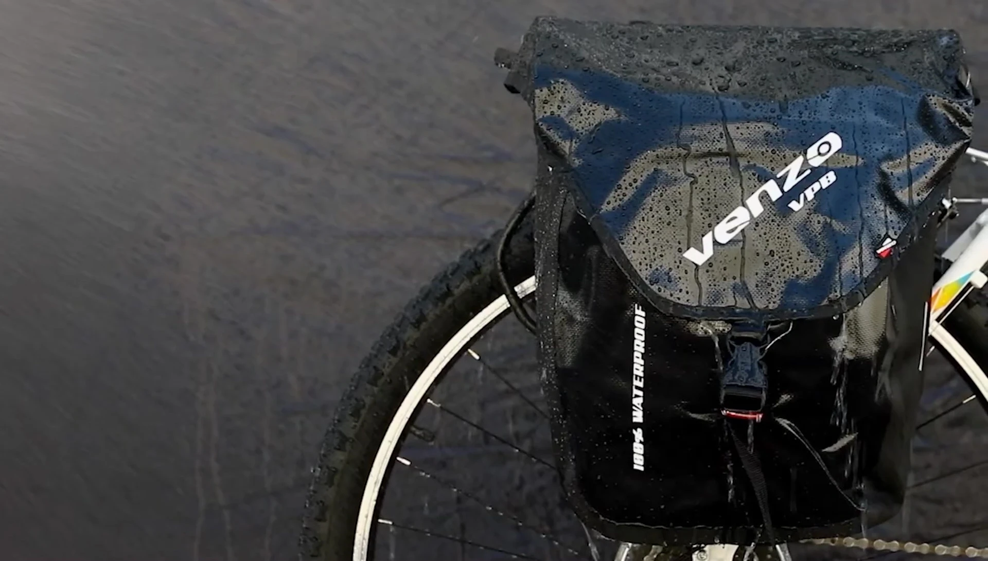 The Venzo Pannier with the shoulder strap attached