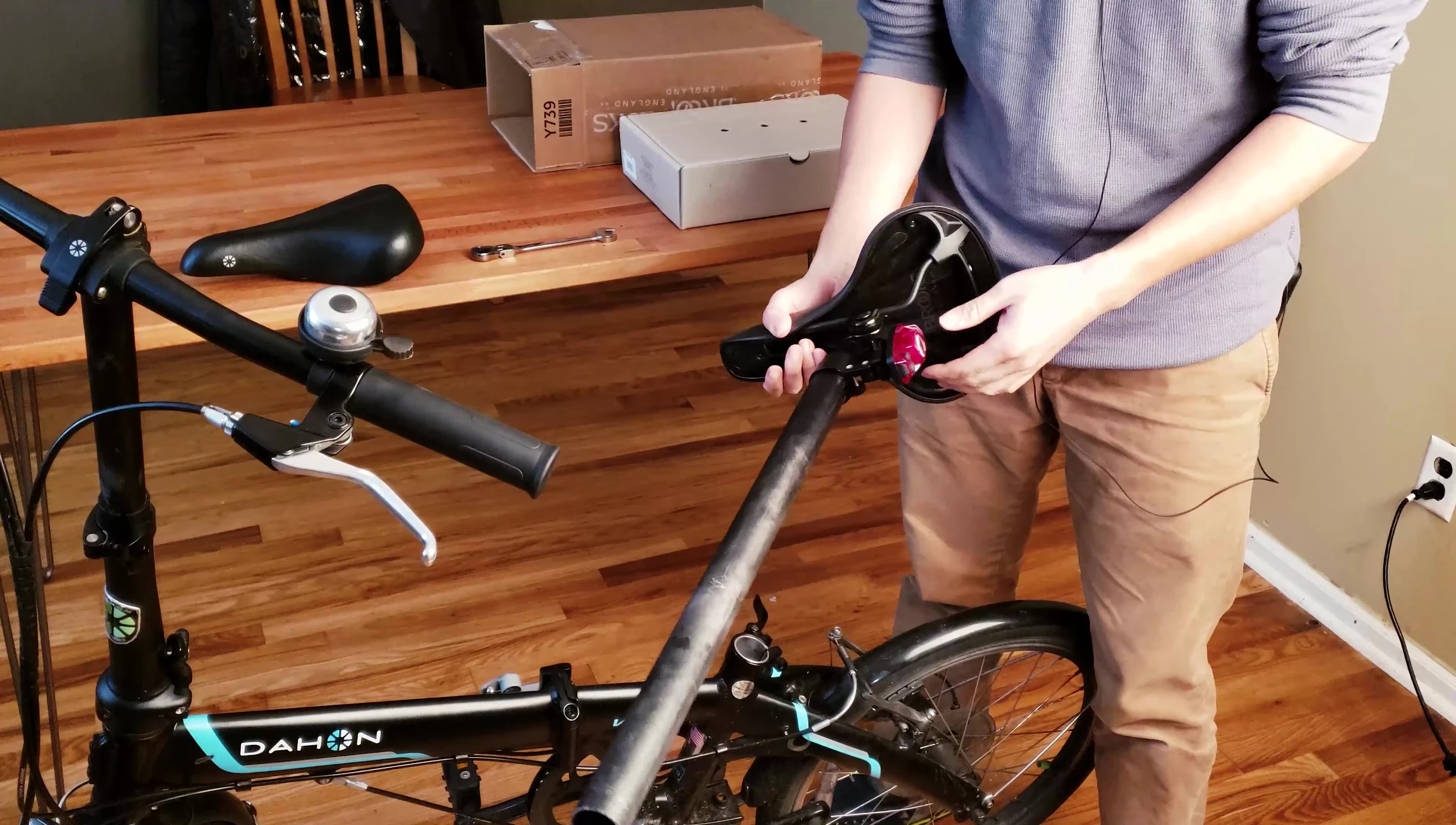 Visual of the saddle creaking and moving.