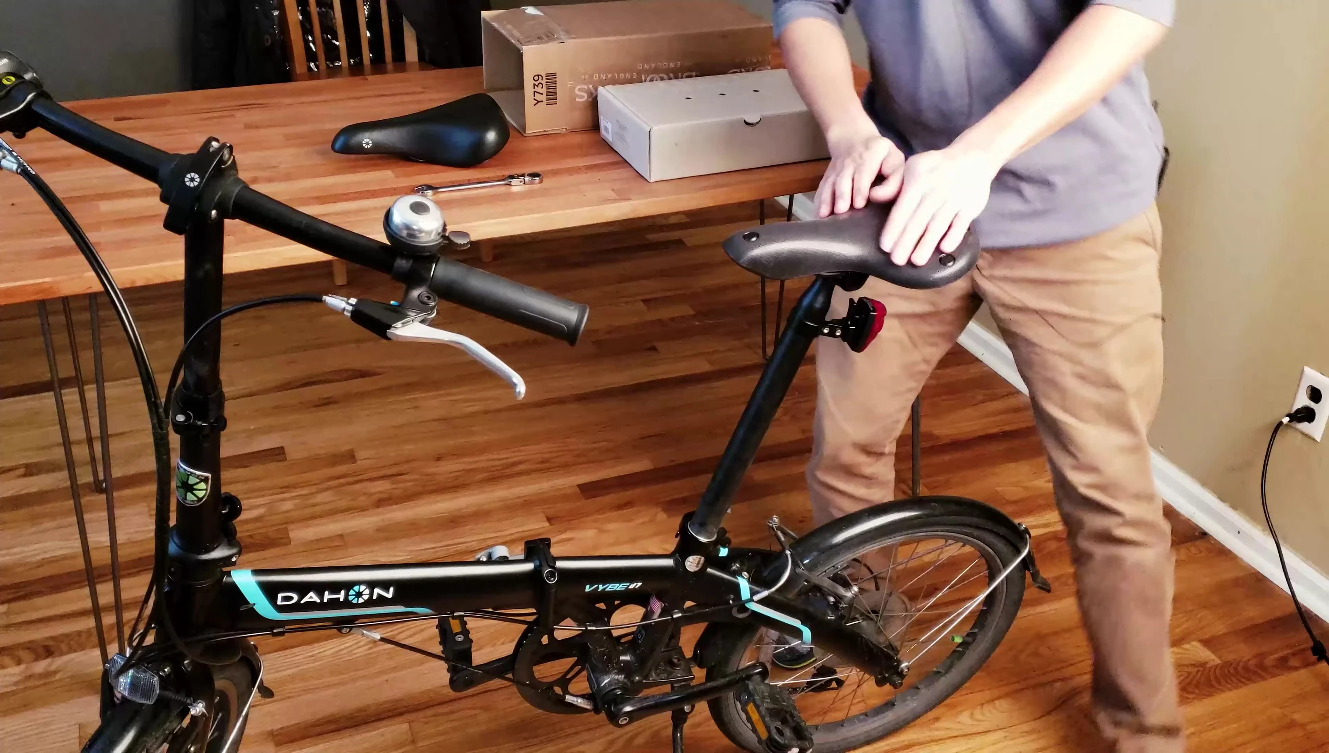 The reviewer summarizing the saddle's shortcomings.