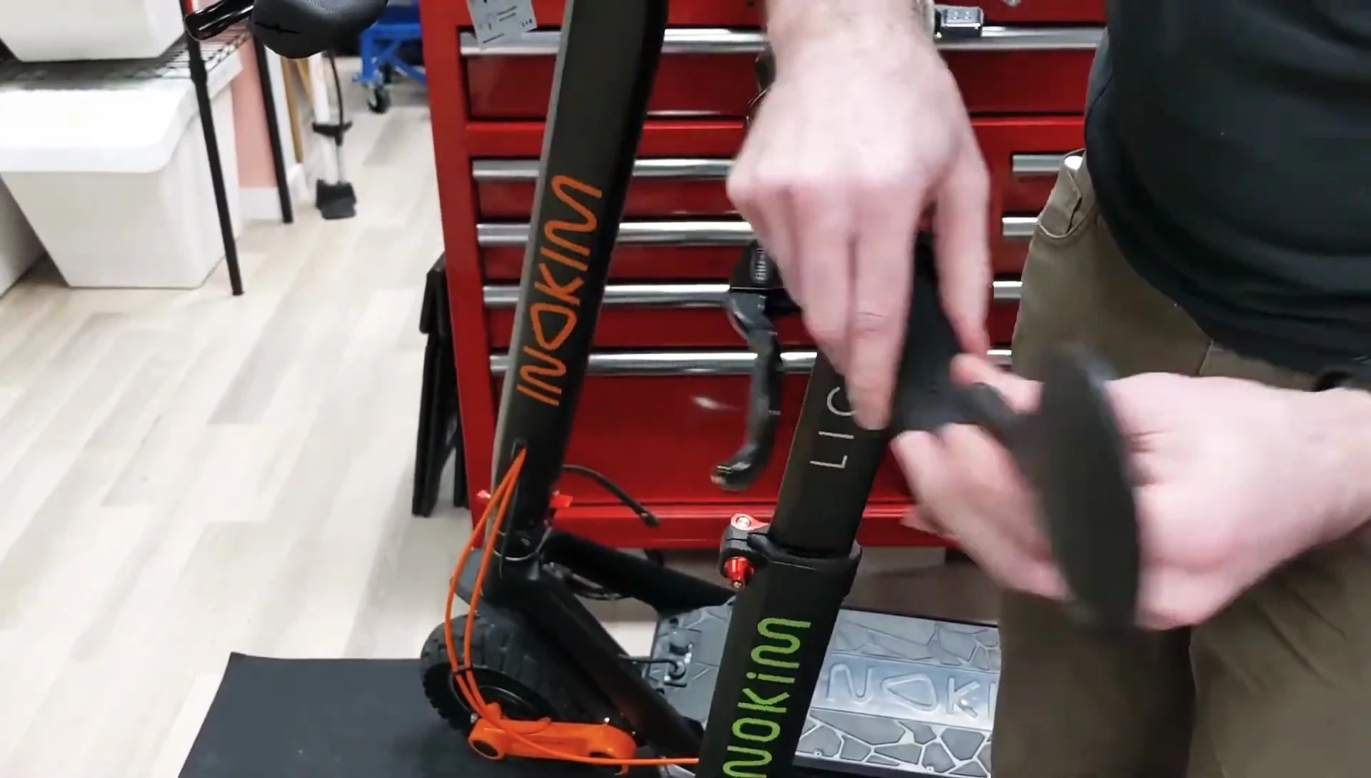 Adjusting mirror angle with back screw