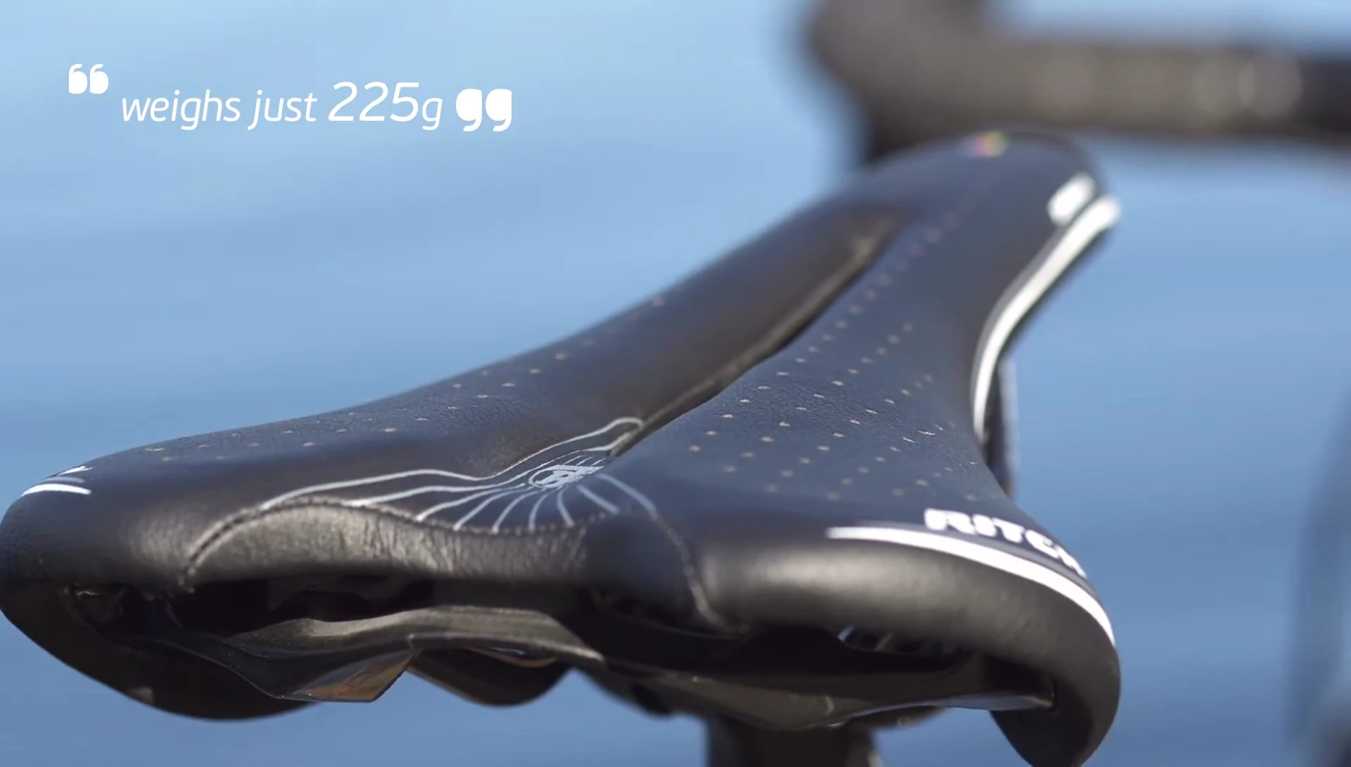 Image showcasing the saddle's lightweight design and Vector Wing technology.
