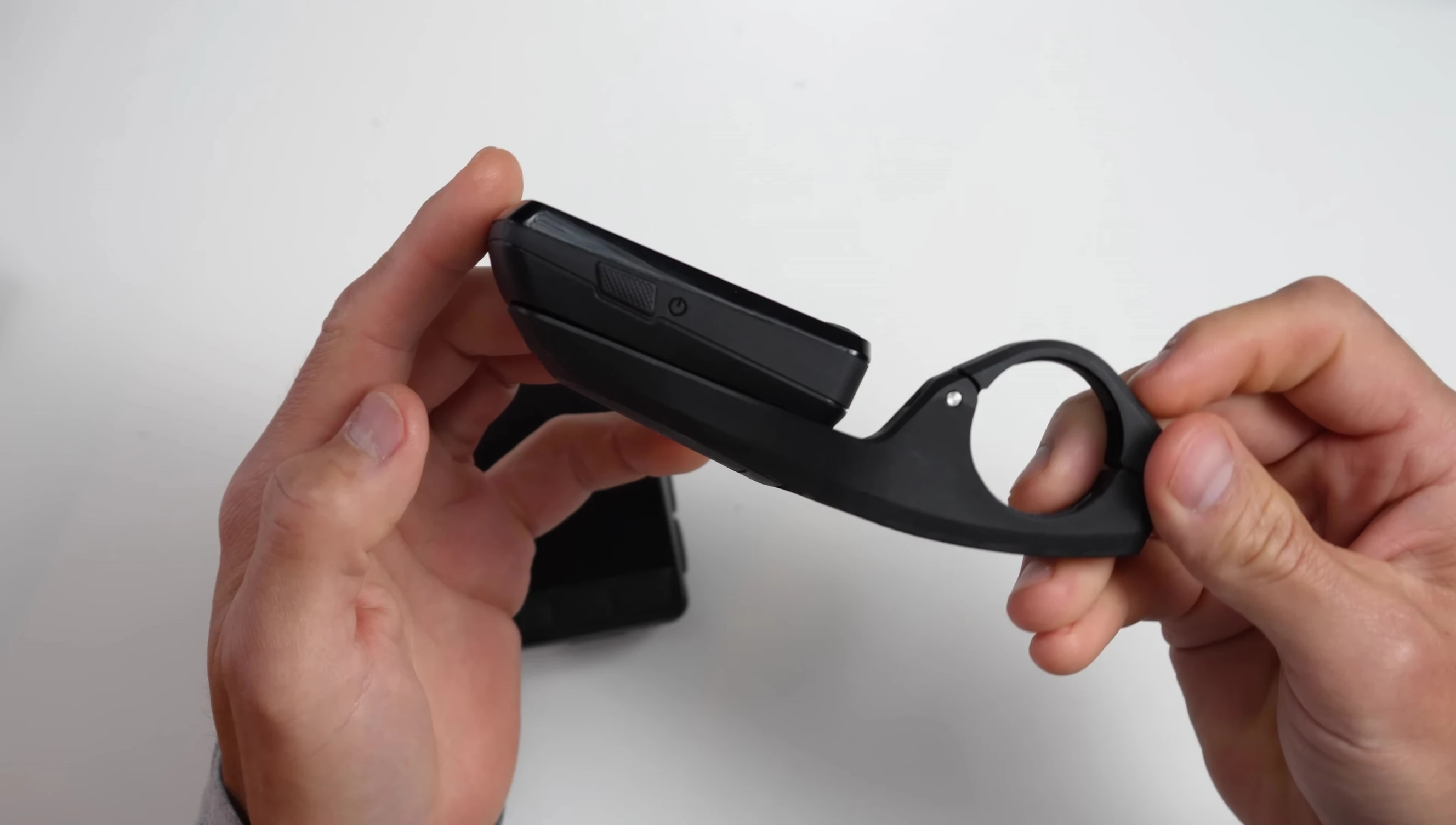 Mount comparison of the Wahoo ELEMNT Bolt 3 and ROAM 3