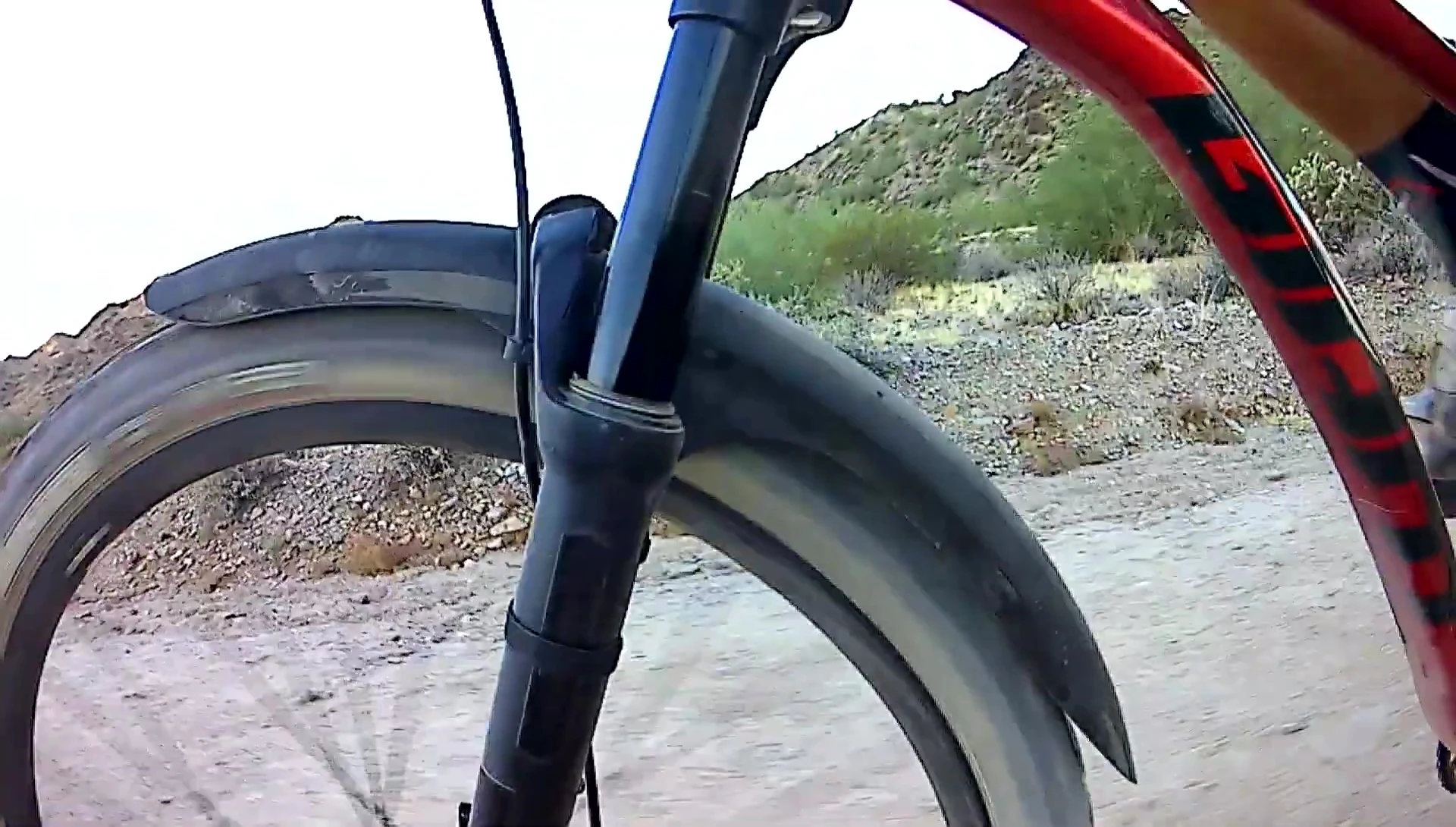 Different wheel sizes shown alongside the mudguards.