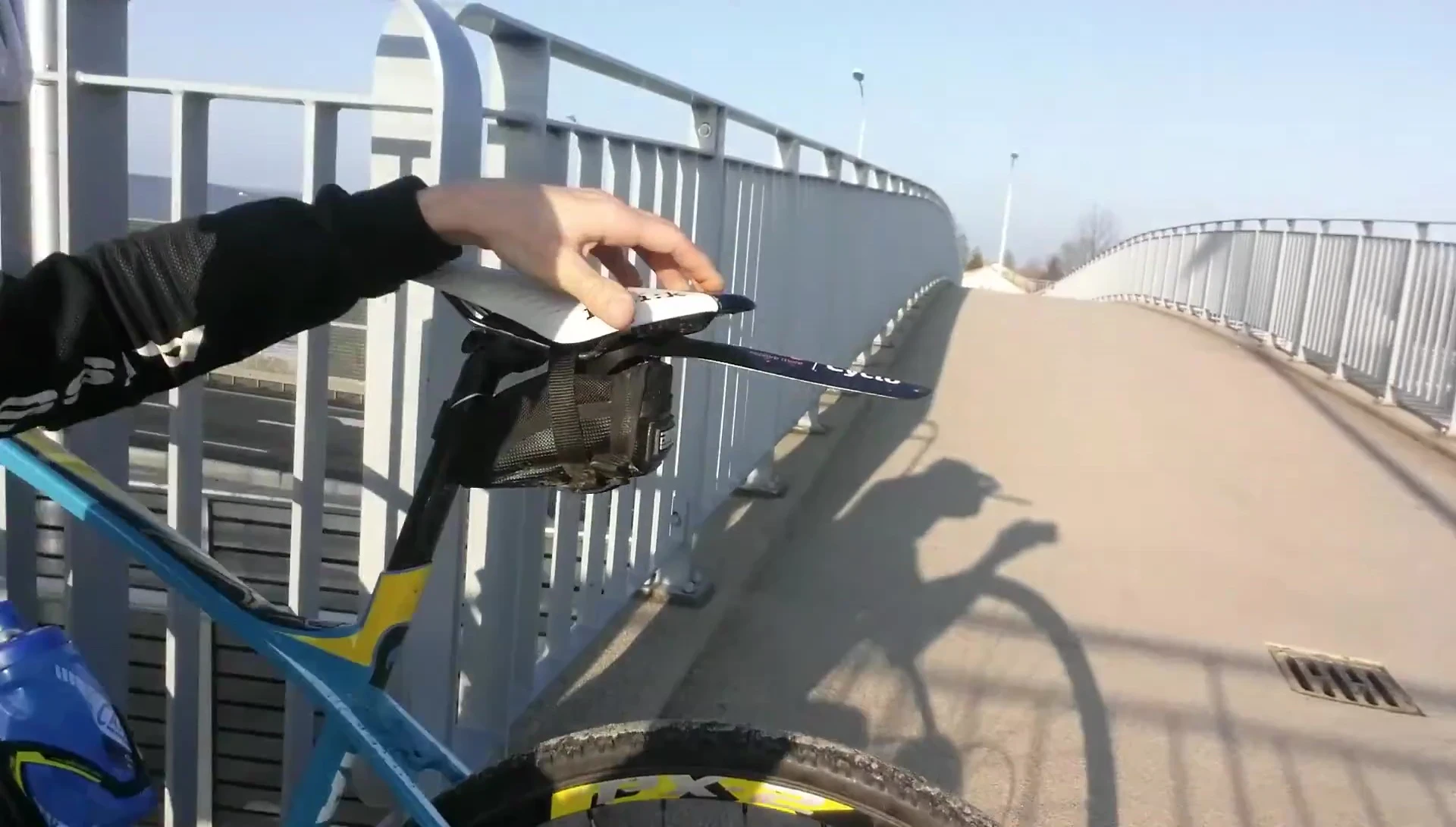 The speaker demonstrating the ease of mounting the mudguard.