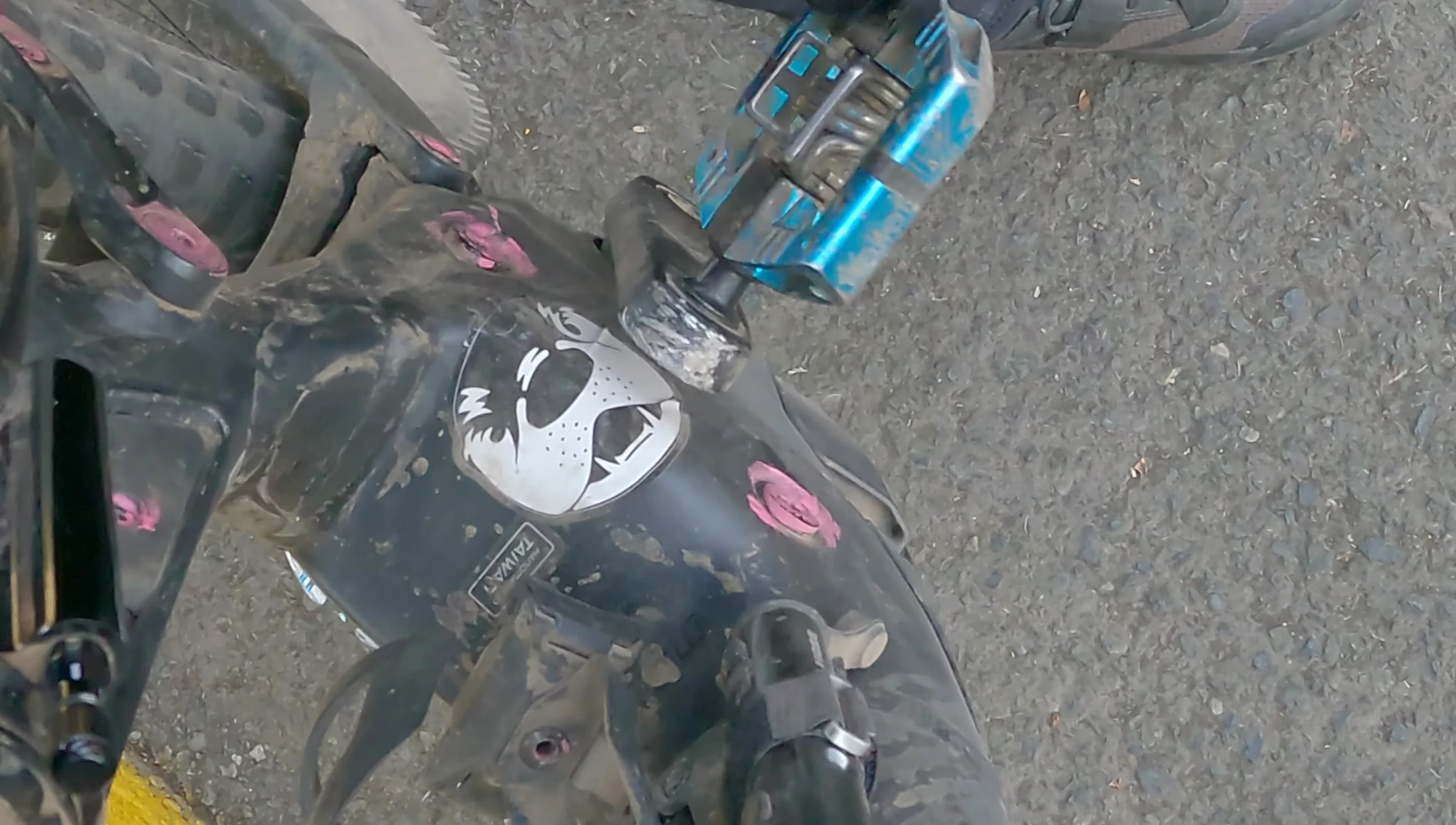 Close-up of Crankbrothers Mallet pedals.