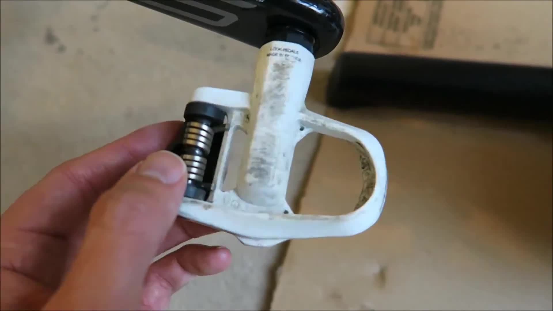 Image highlighting the white pedals on a winter bike, showing accumulated dirt.