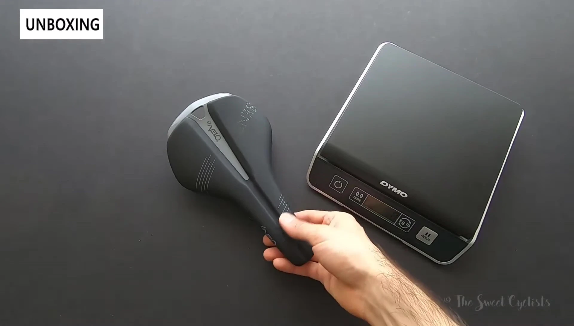 The saddle on a scale, showing its weight.