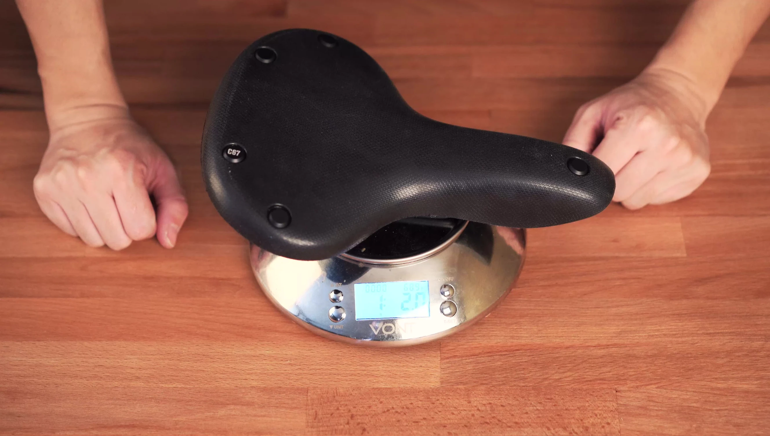 The saddle on a scale, displaying its weight in grams and ounces.